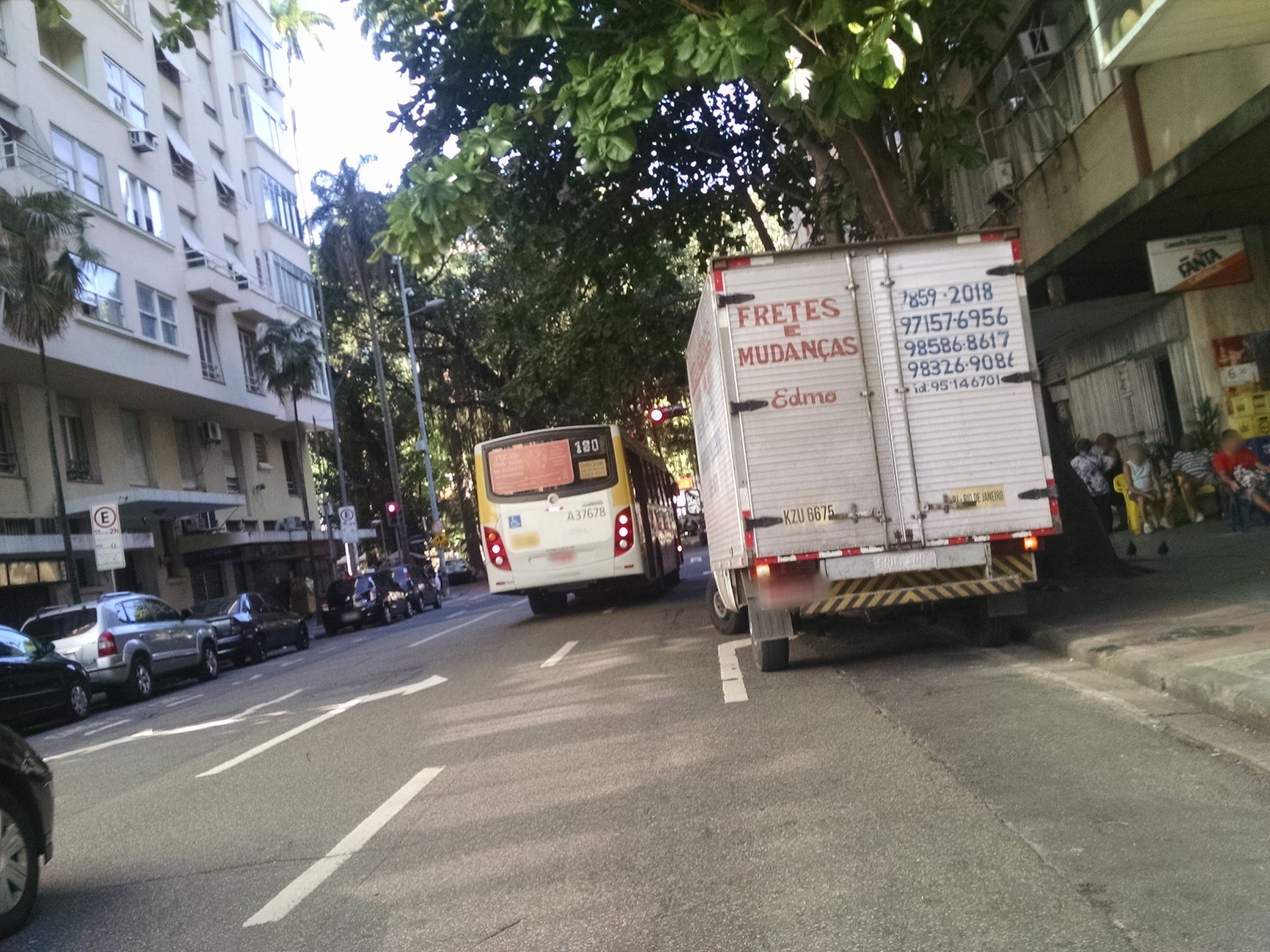 Street-level view near Edifício Duque de Caxias, Catete