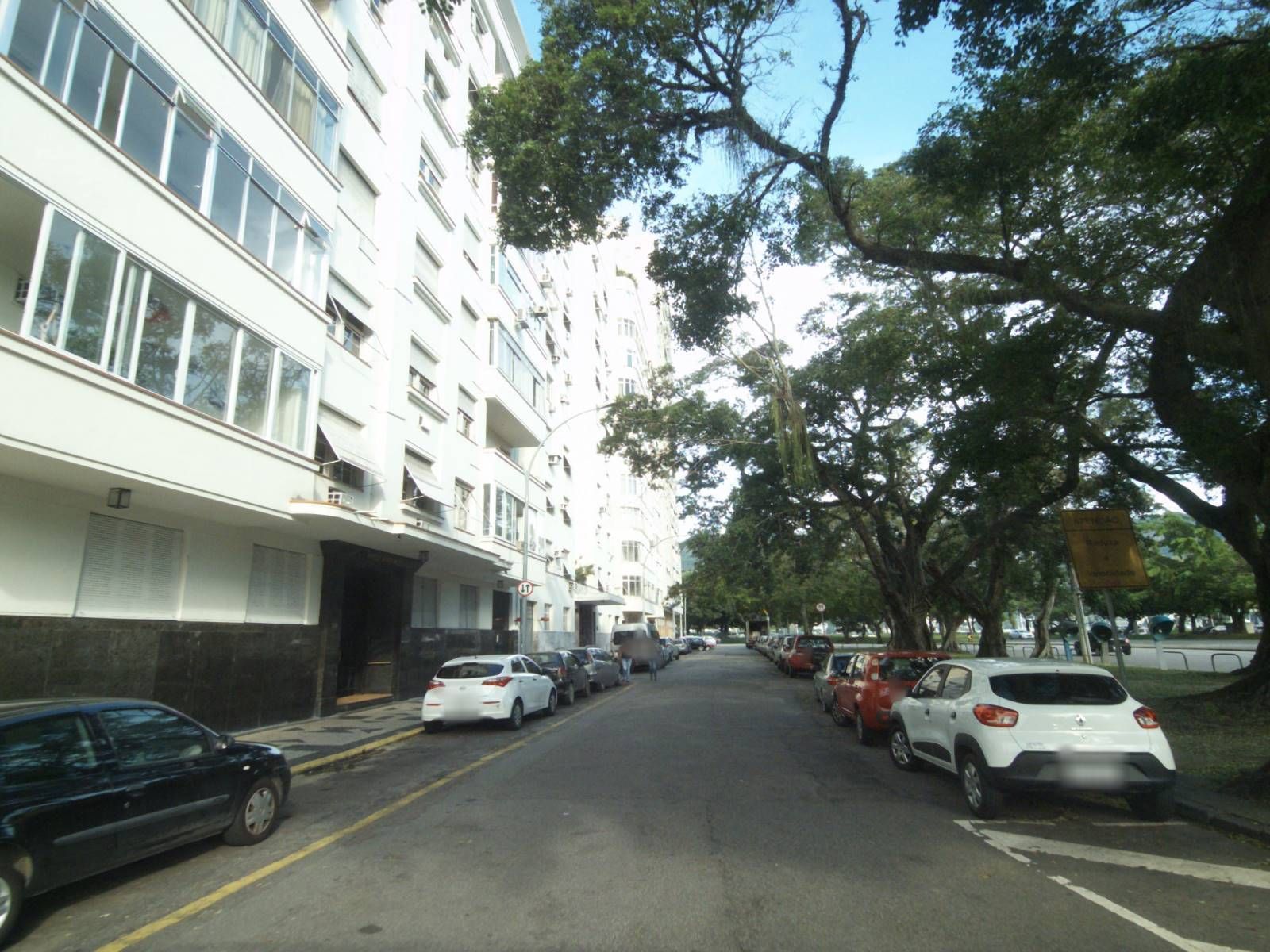 Street-level view near Edifício Duque de Caxias, Flamengo