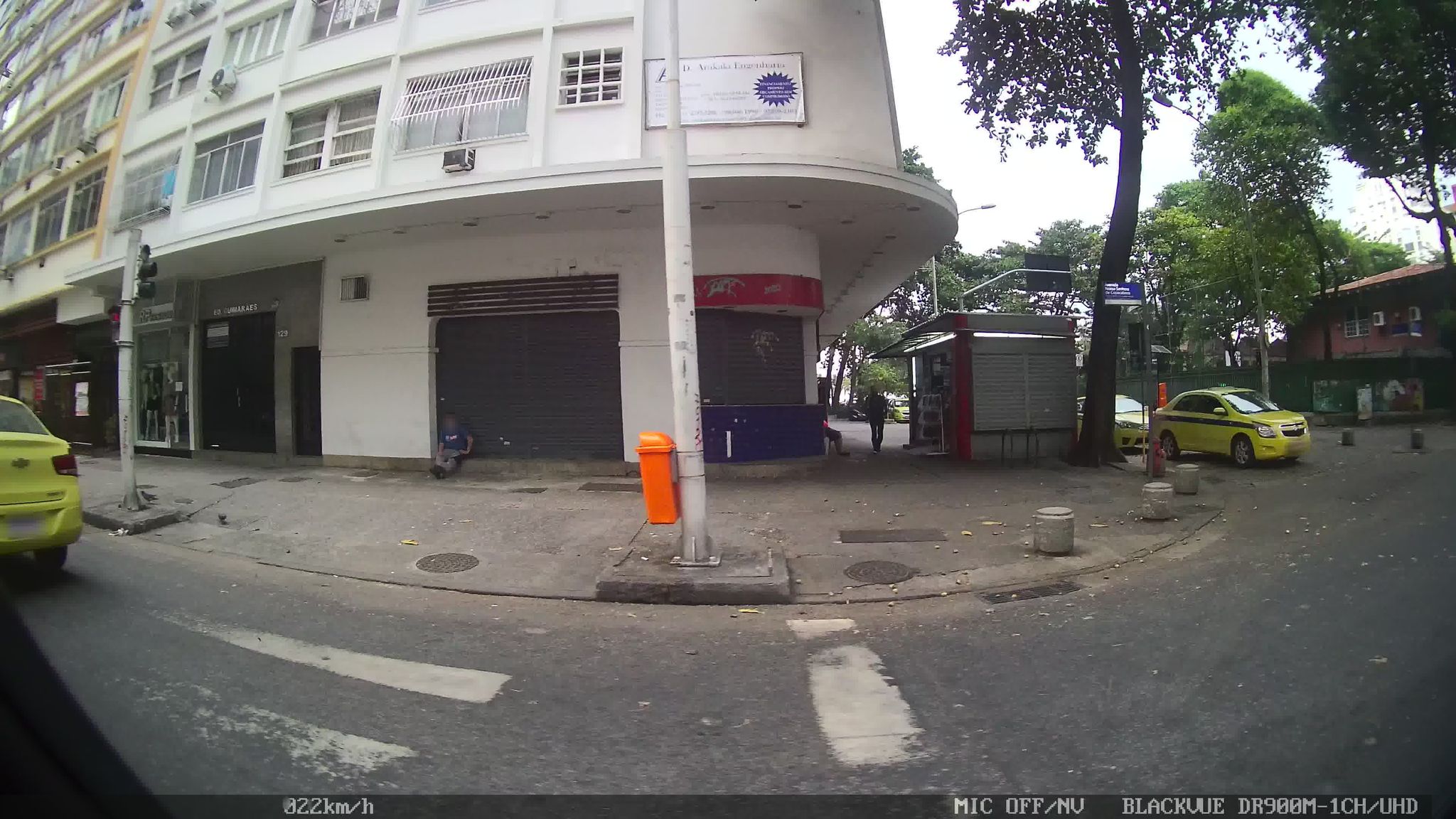 Street-level view near Edíficio Duque de Oxford, Copacabana