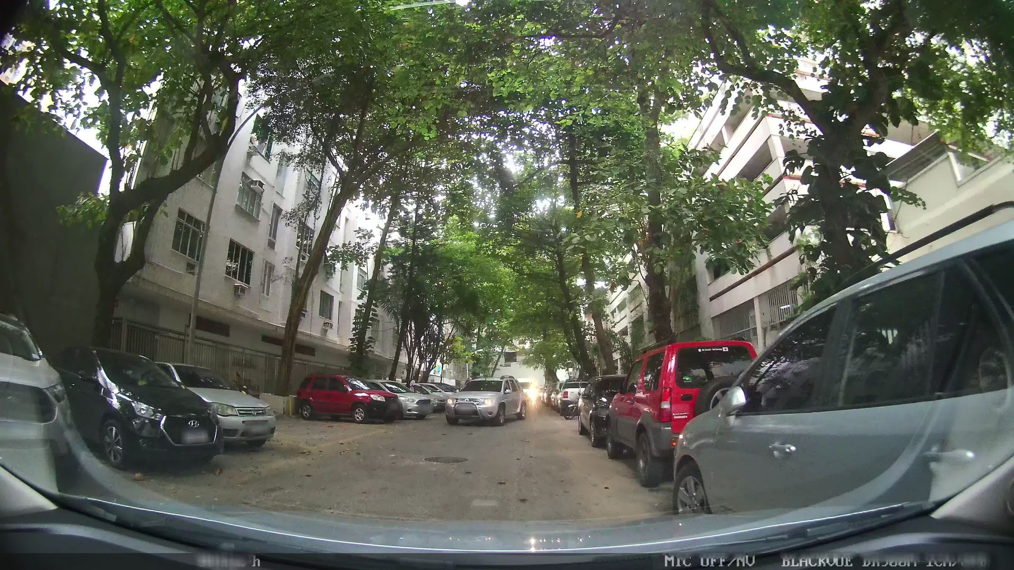 Street-level view near Edifício Duque de Toledo, Leme