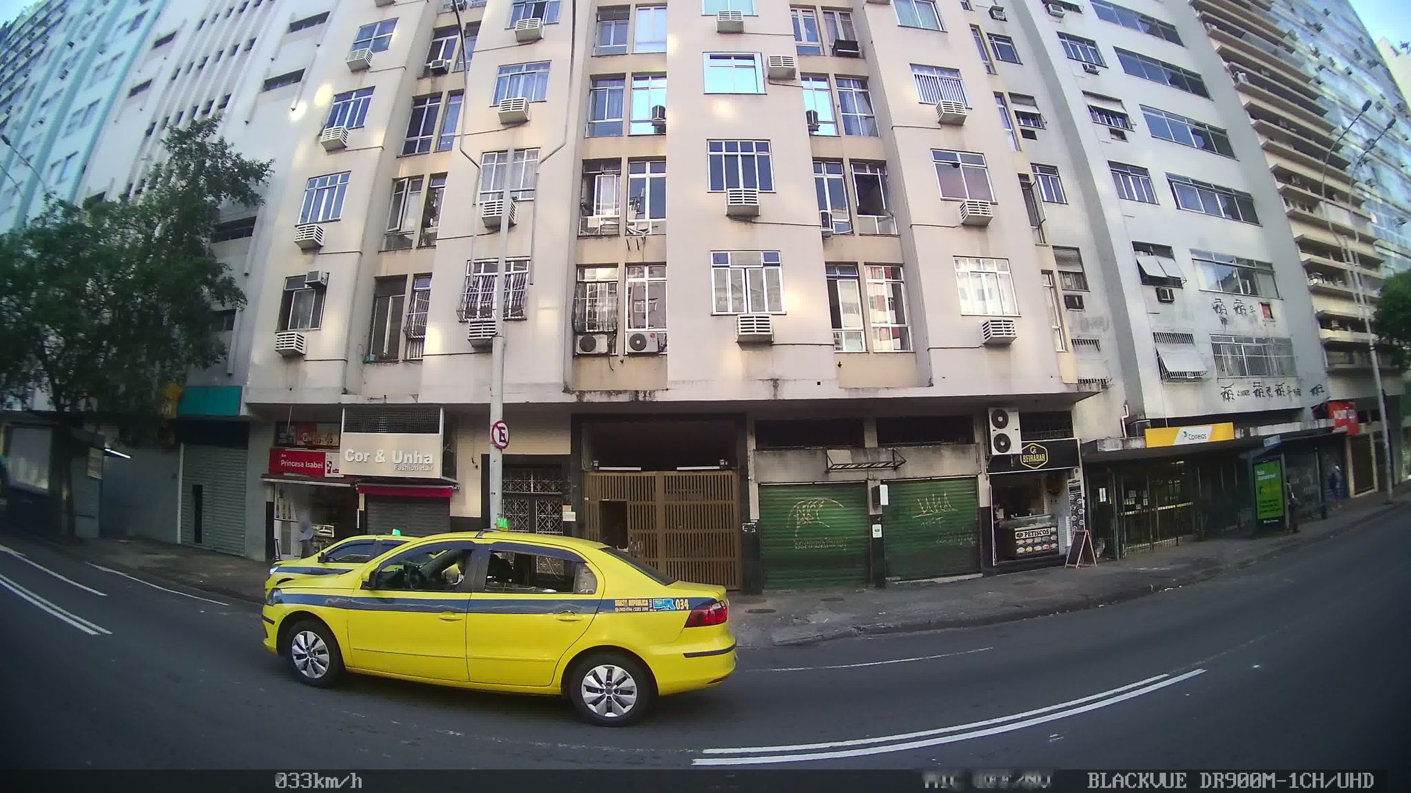 Street-level view near Edifício Duque de Toledo, Copacabana