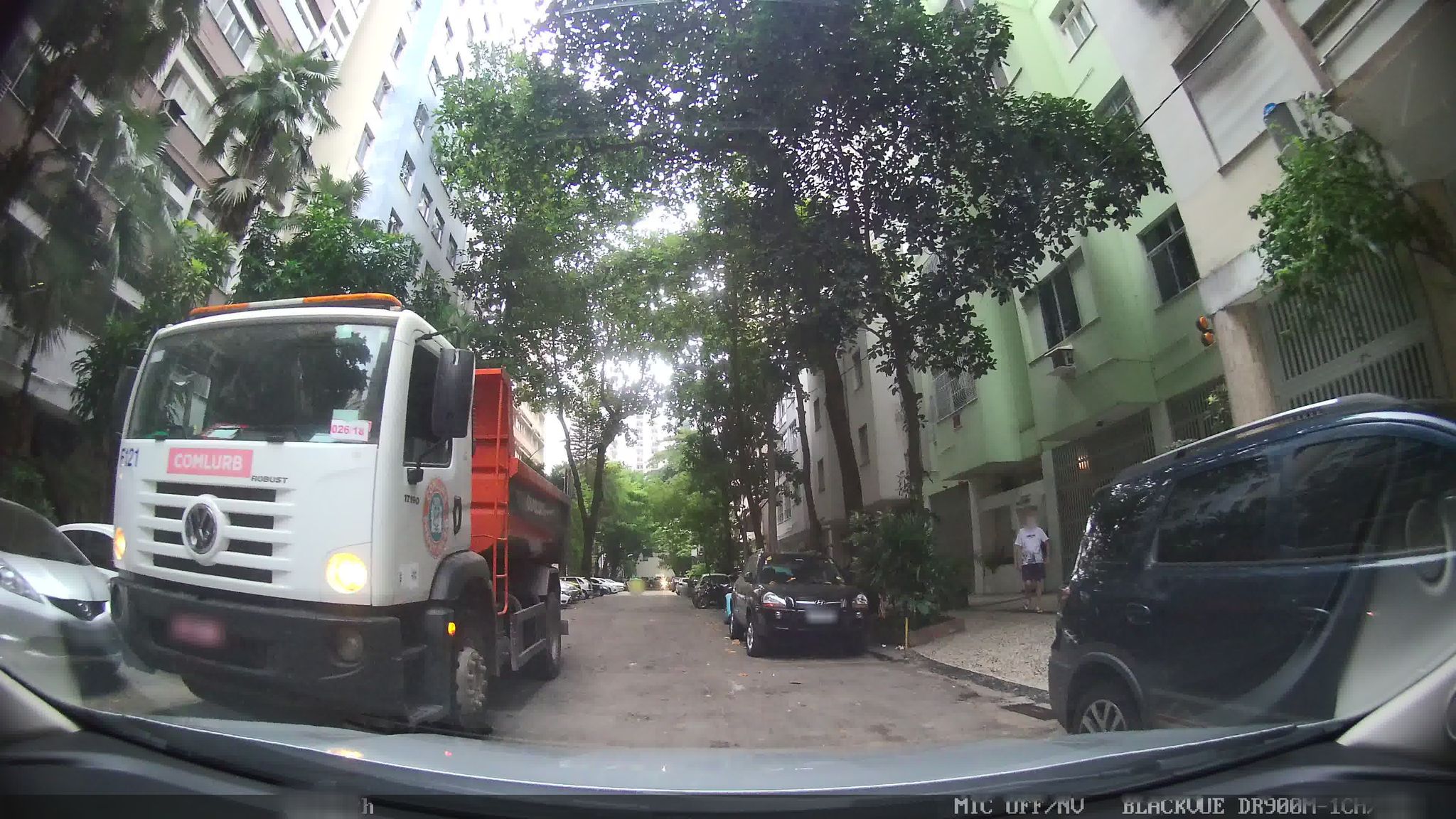 Street-level view near Edifício Duque Dias de Nerona, Leme