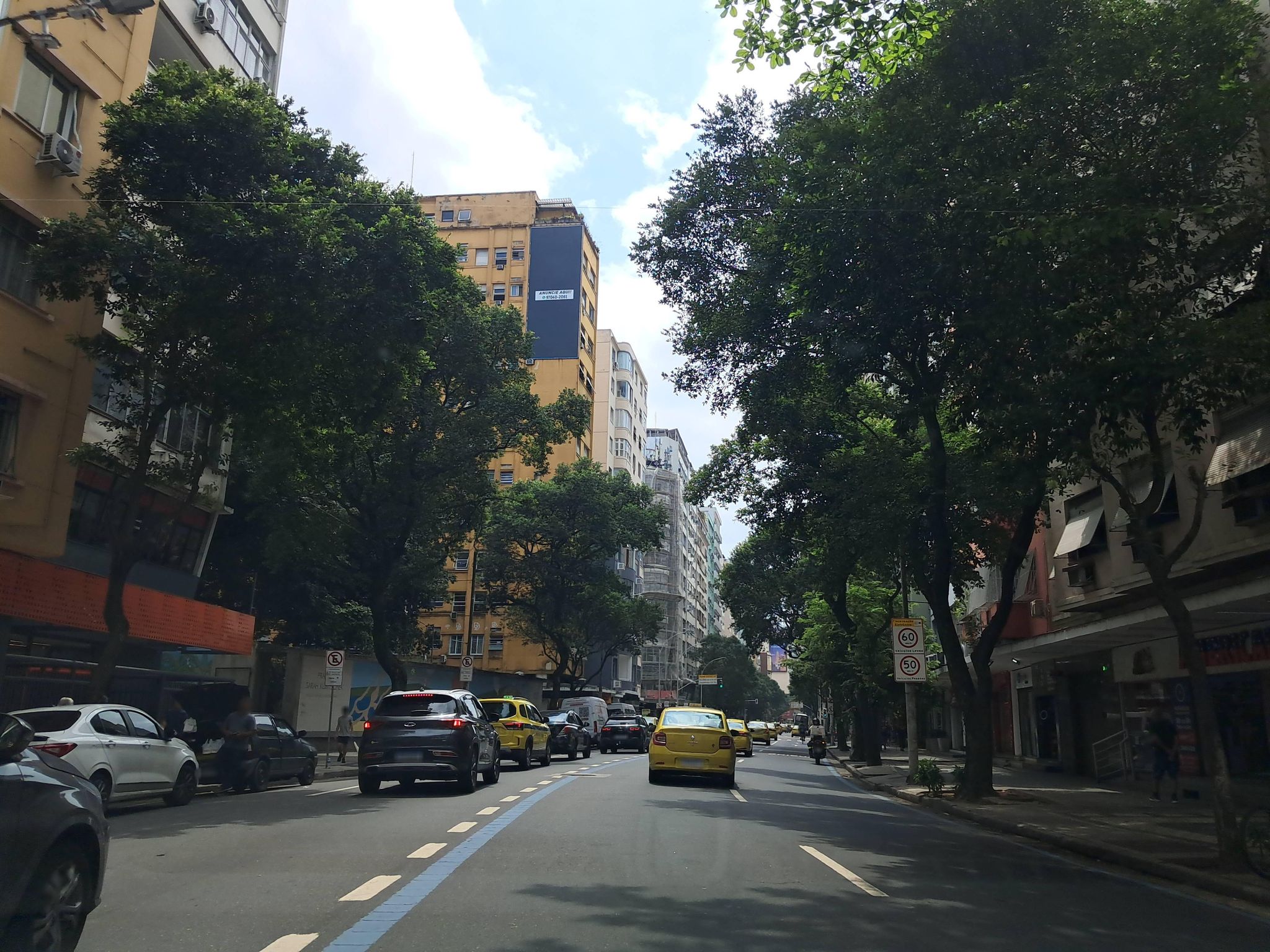 Street-level view near Edifício Edifícioison, Copacabana
