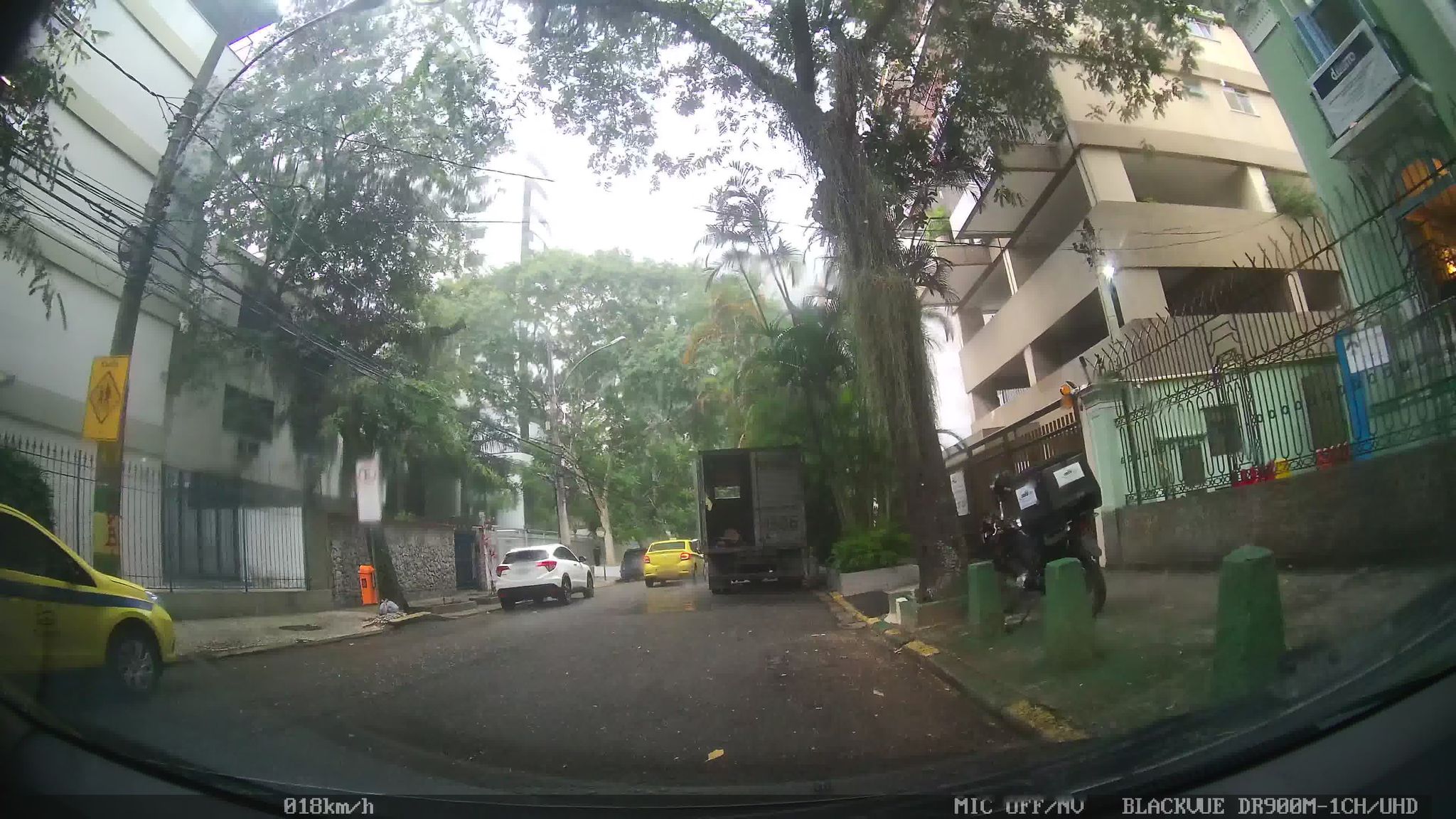 Street-level view near Edifício Eduardo Guinle, Botafogo