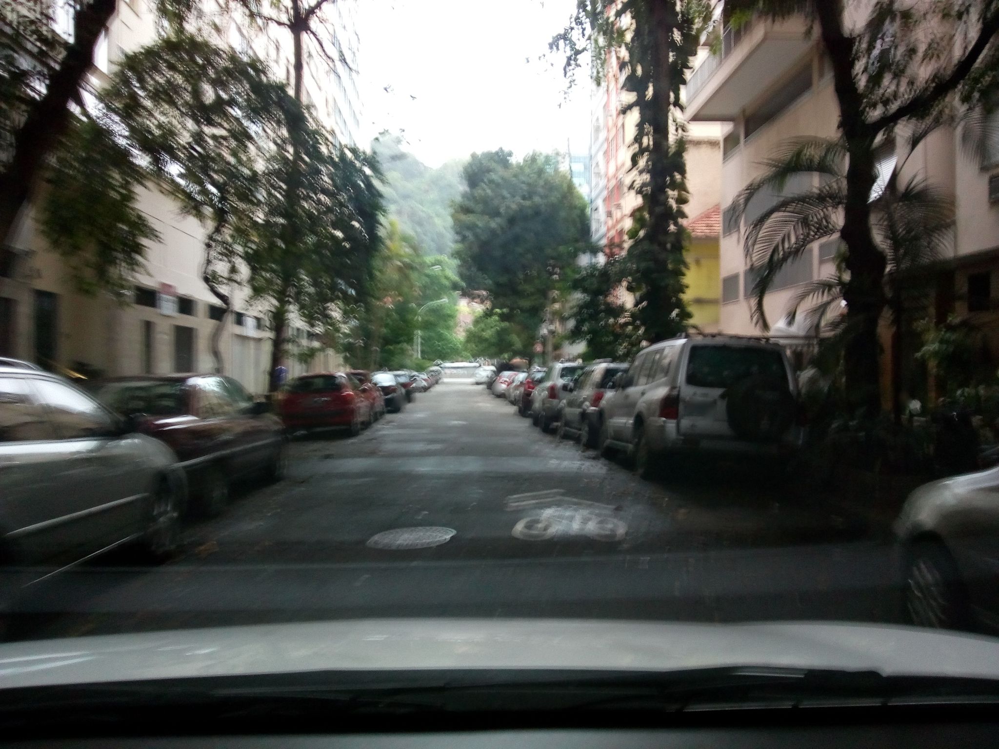 Street-level view near Edifício Eduardo, Copacabana