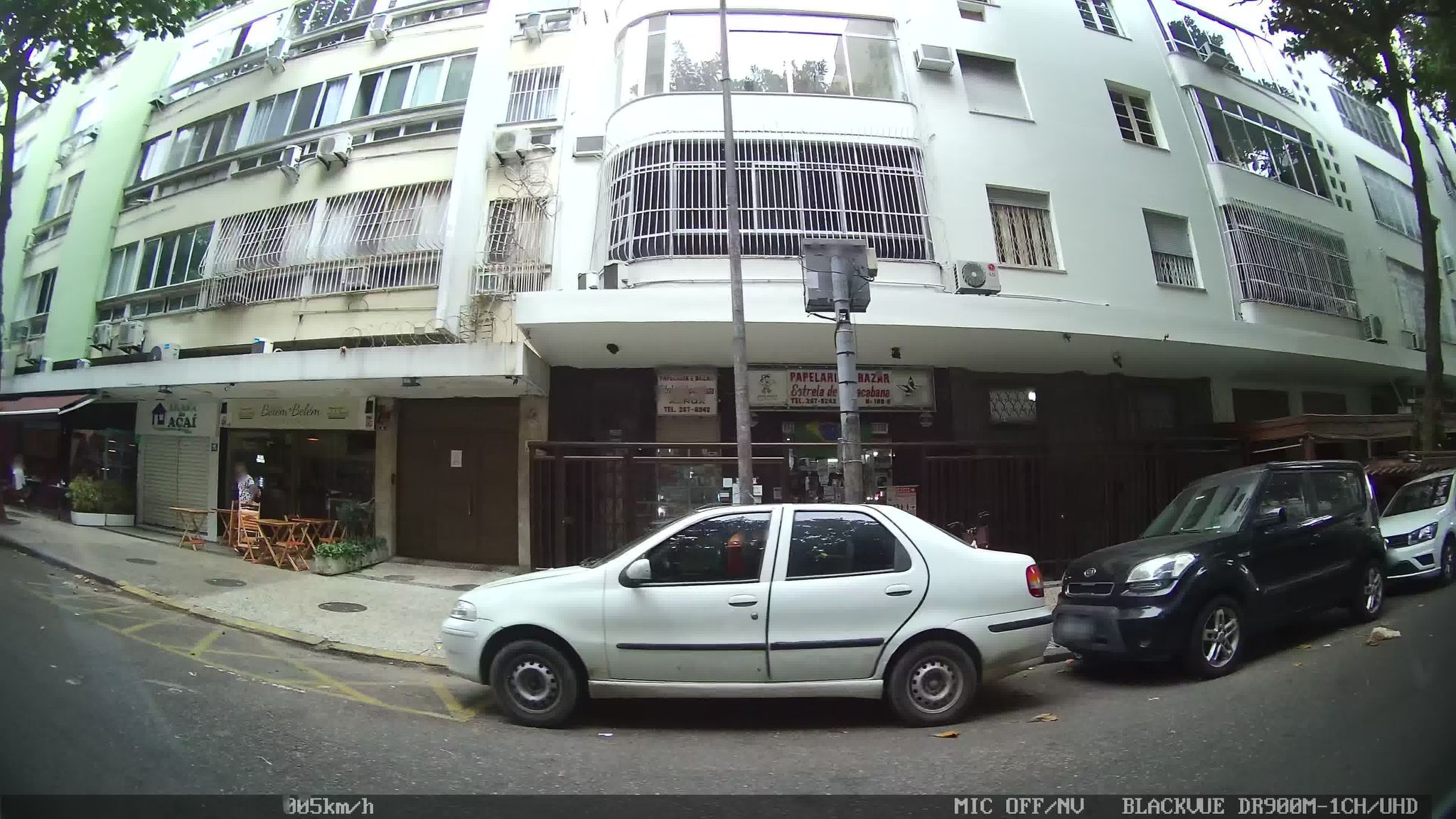 Street-level view near Edifício Egalité, Copacabana