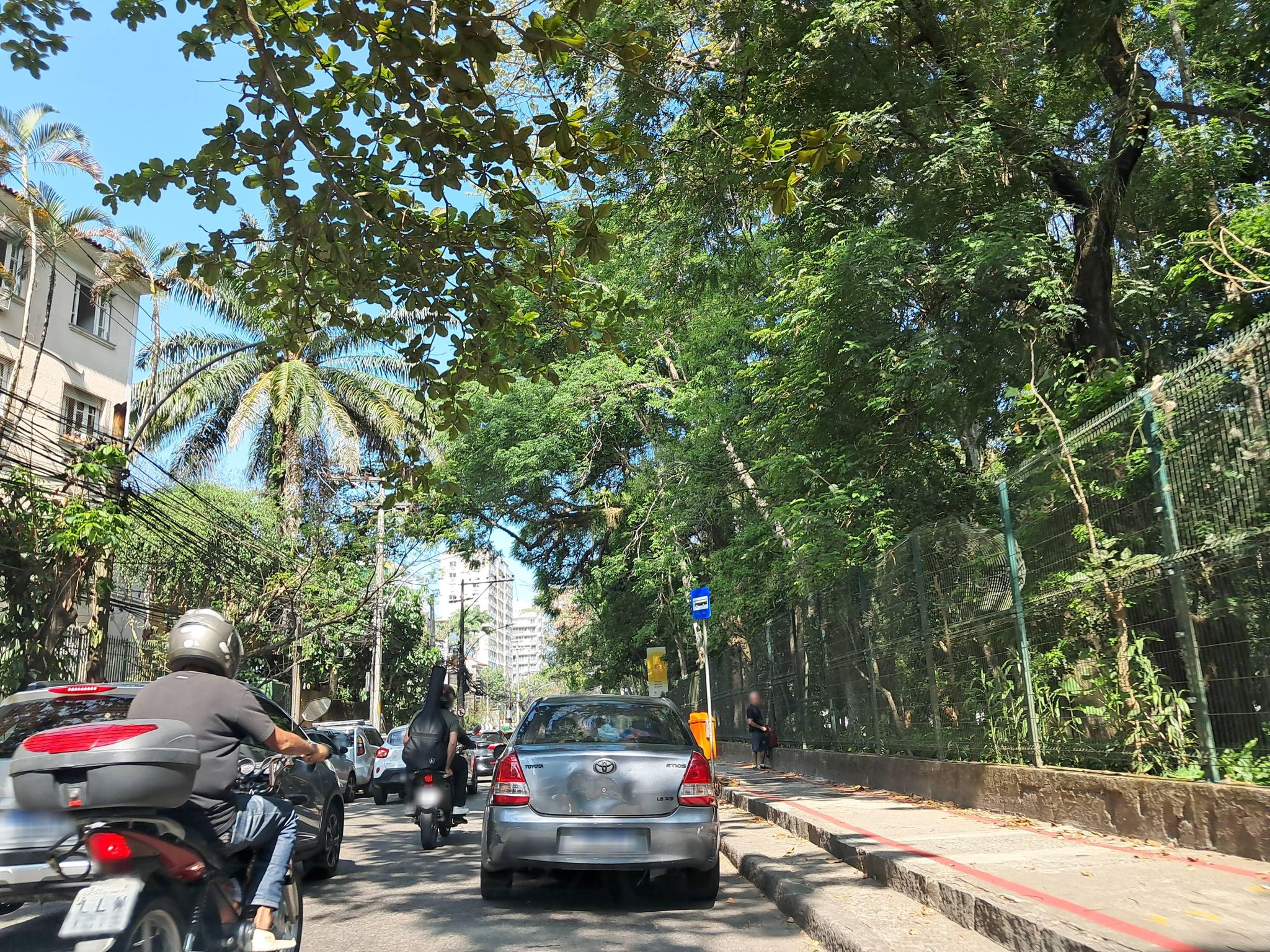 Street-level view near Edifício Eldorado, Jardim Botânico