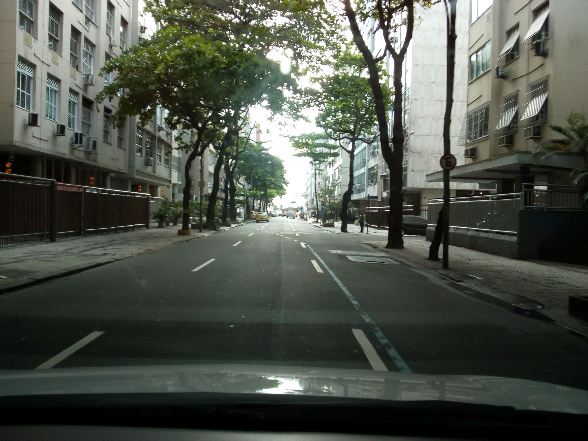 Street-level view near Edifício Eliana, Copacabana