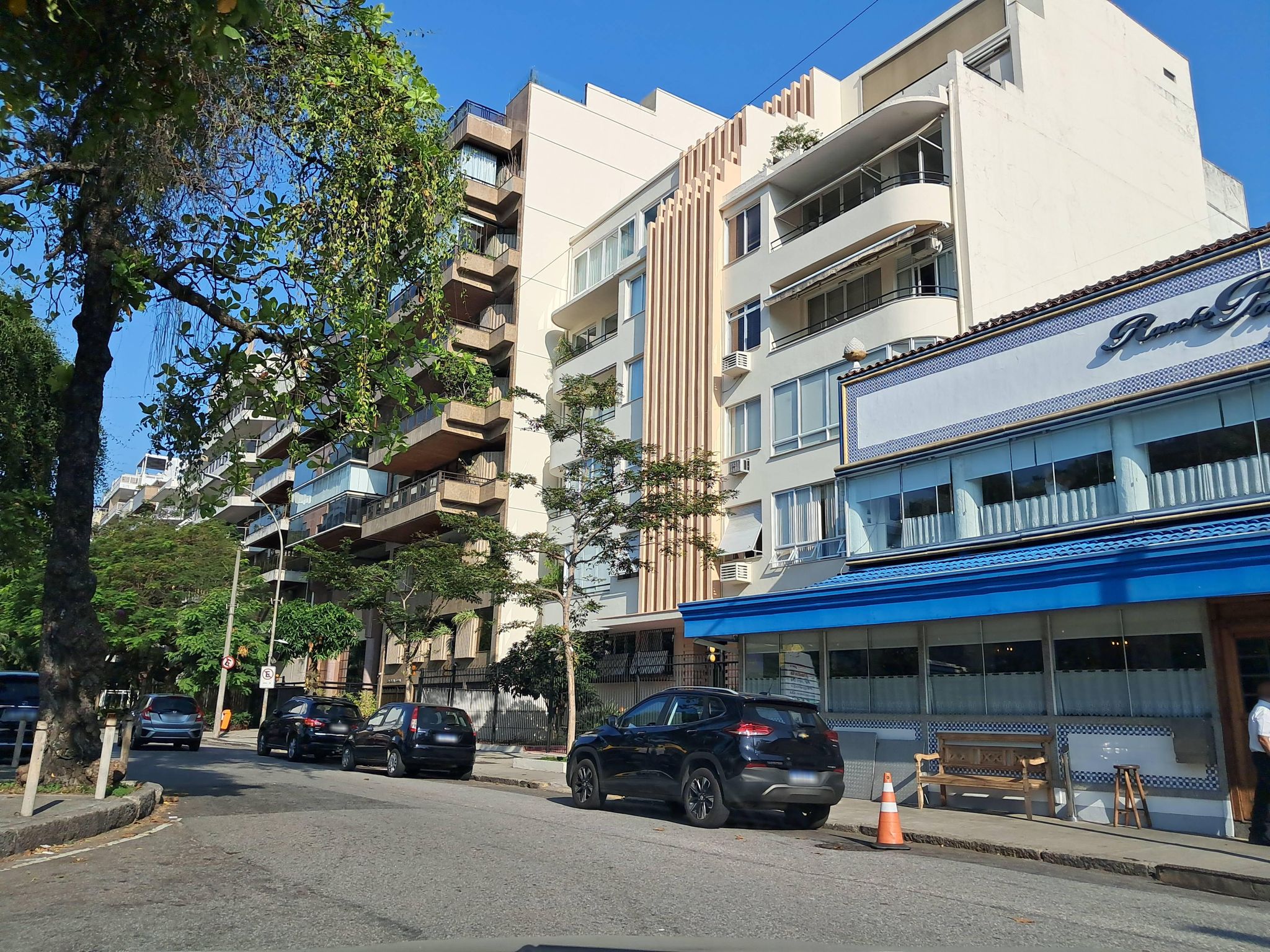 Street-level view near Edifício Elvira Rocha, Lagoa