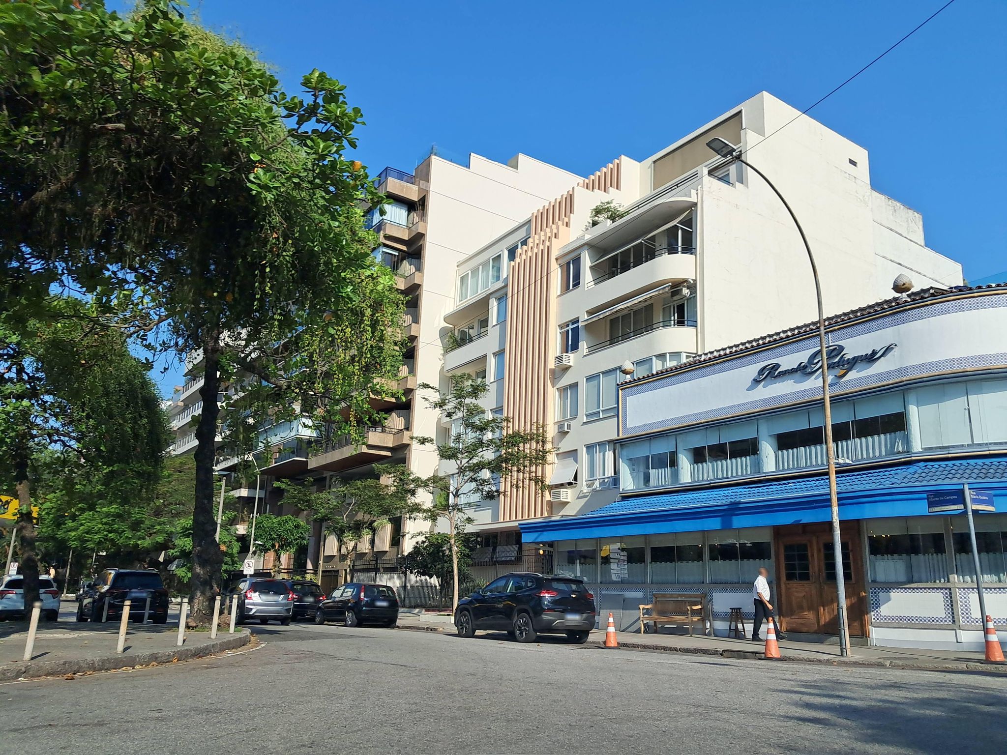 Street-level view near Edifício Elvira Rocha, Ipanema
