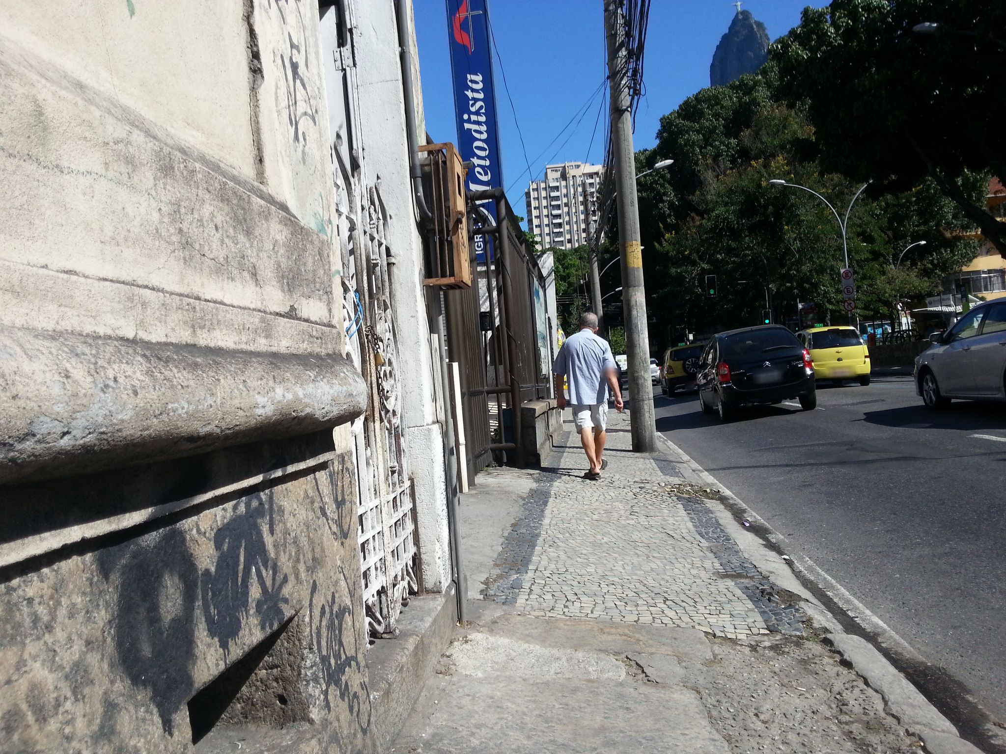 Street-level view near Edifício Embaixada, Botafogo