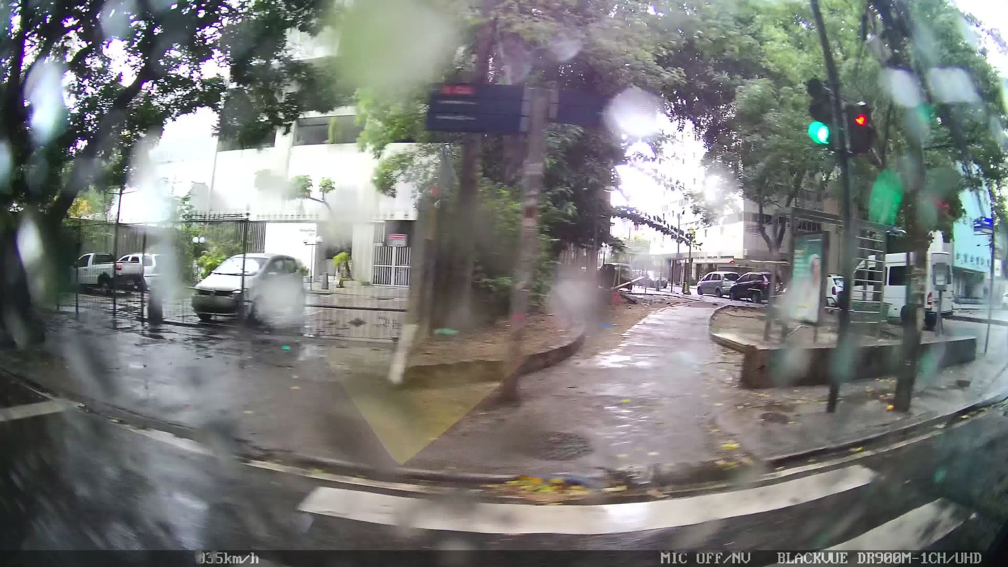 Street-level view near Edifício Embaixatriz, Botafogo