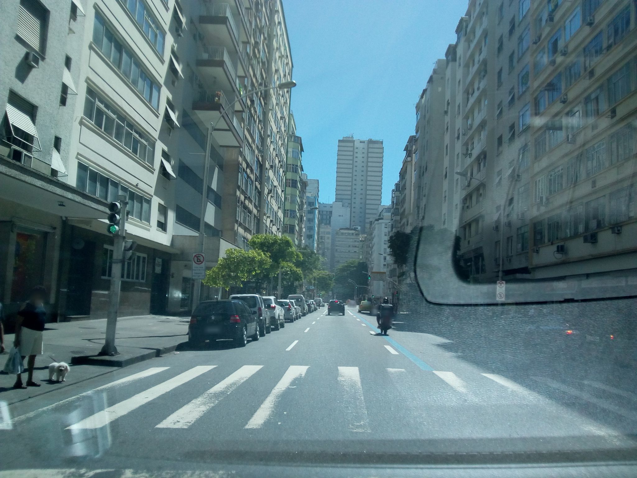 Street-level view near Edíficio Embassy, Leme