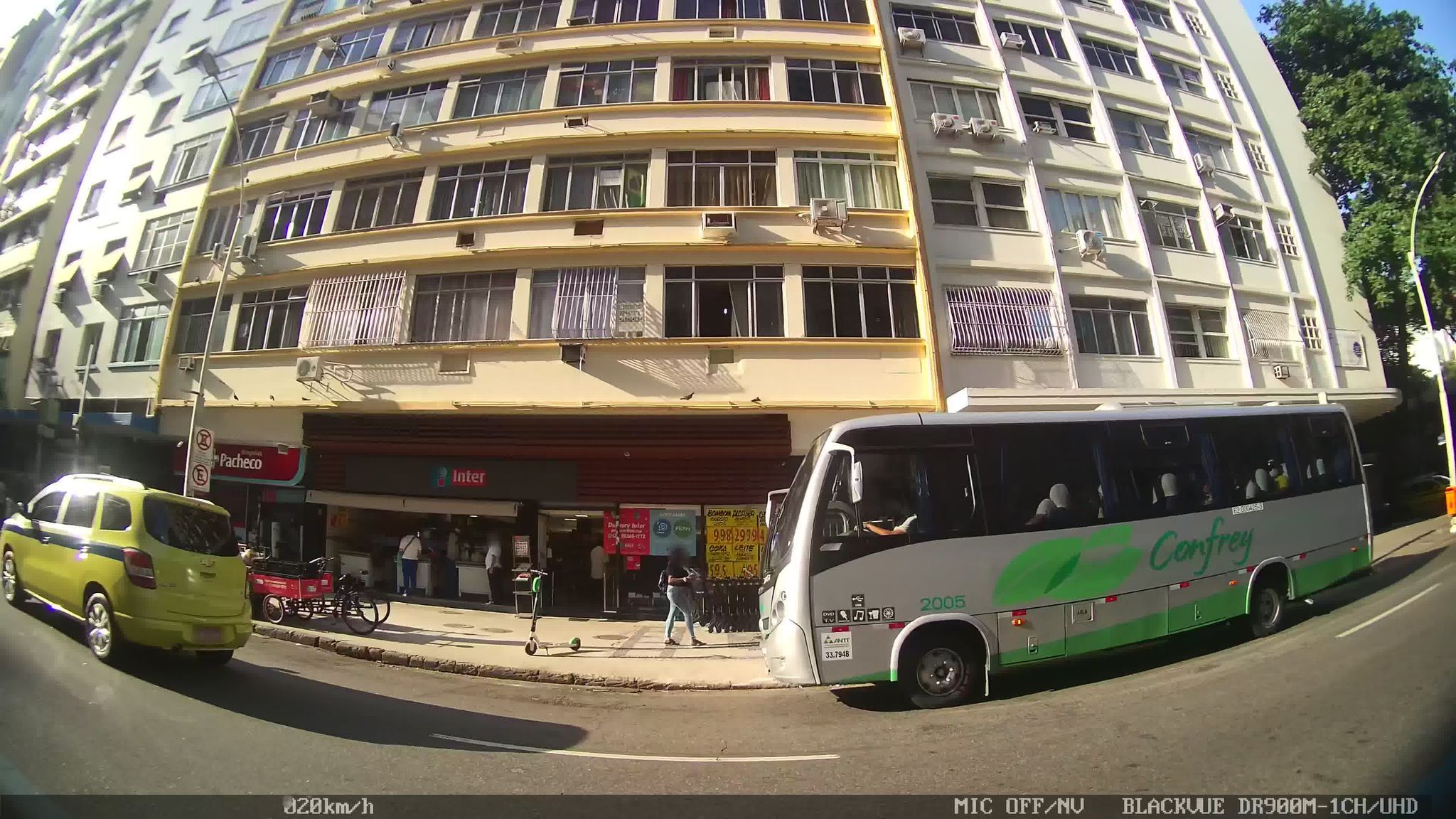 Street-level view near Edíficio Embassy, Copacabana