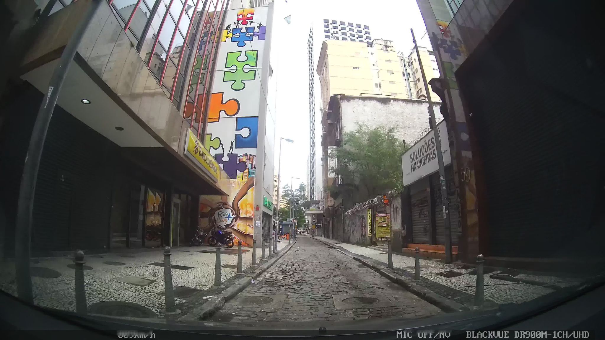 Street-level view near Edifício Emcoc, Centro