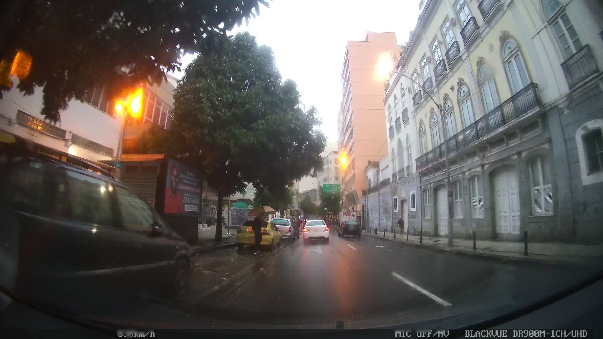 Street-level view near Edifício Engenheiro Ataupho Coutinho, Centro