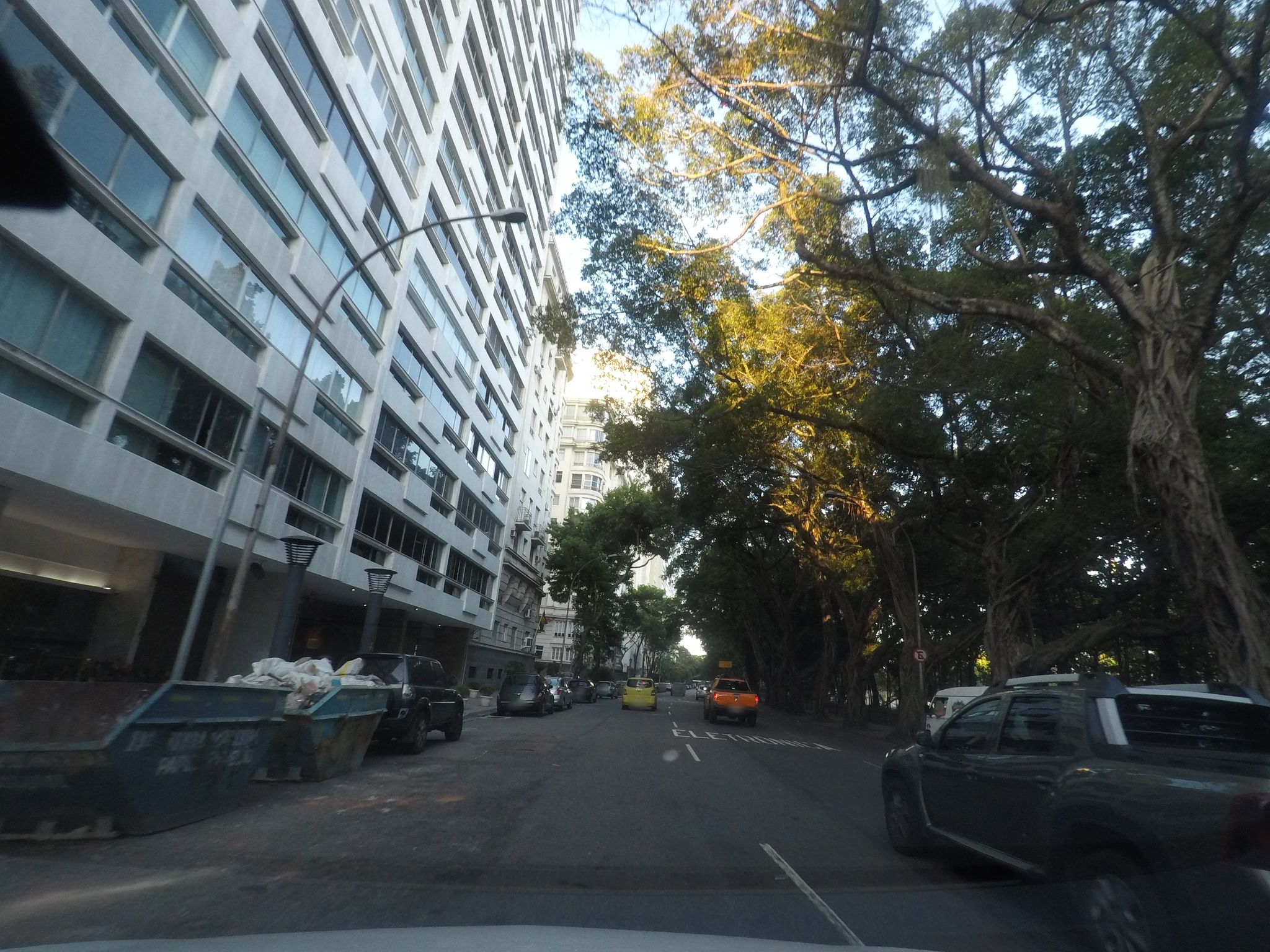 Street-level view near Edifício England, Flamengo