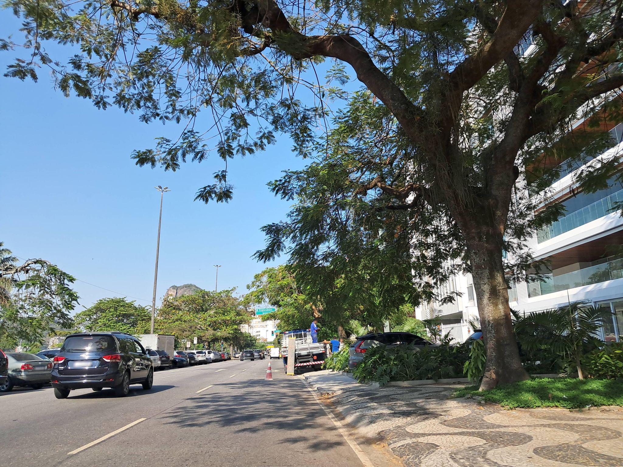 Street-level view near Edifício Eptácio Pessoa, Lagoa