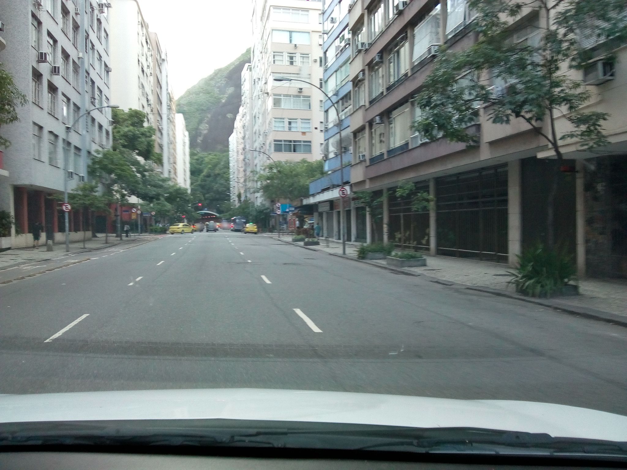 Street-level view near Edifício Equador, Copacabana