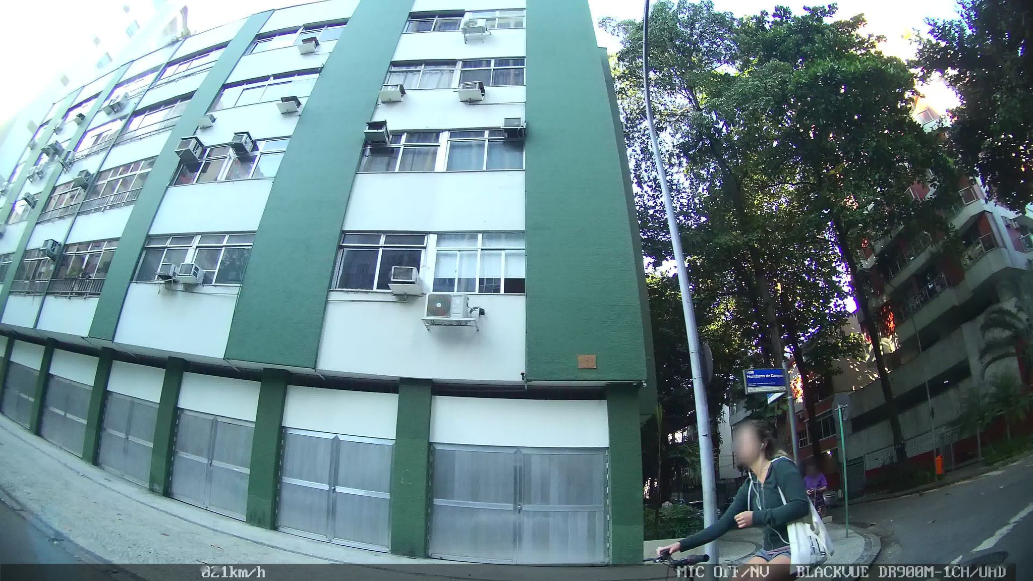 Street-level view near Edifício Eretchen, Leblon