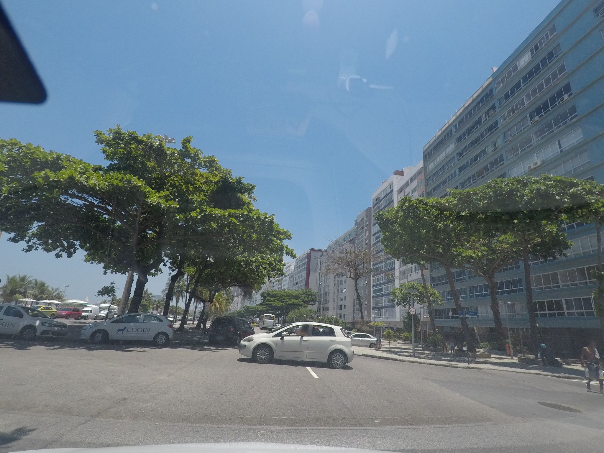 Street-level view near Edifício Erlu, Leme