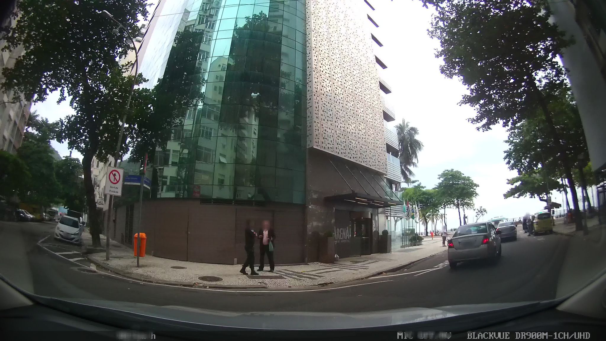 Street-level view near Edifício Erlu, Copacabana