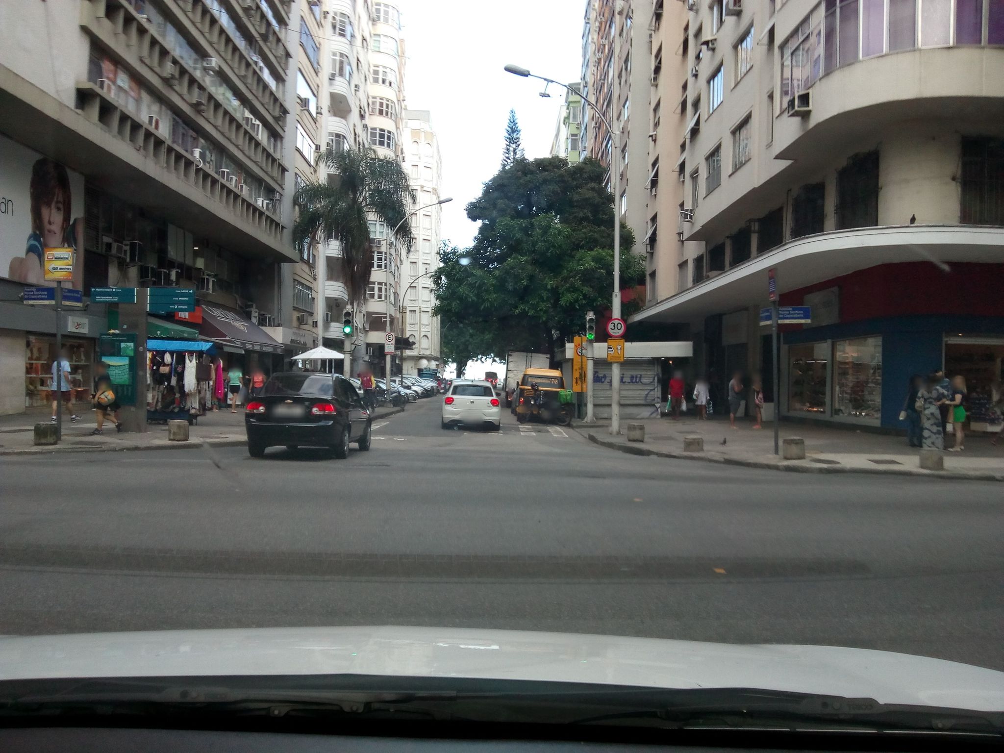 Street-level view near Edifício Ermitage, Copacabana