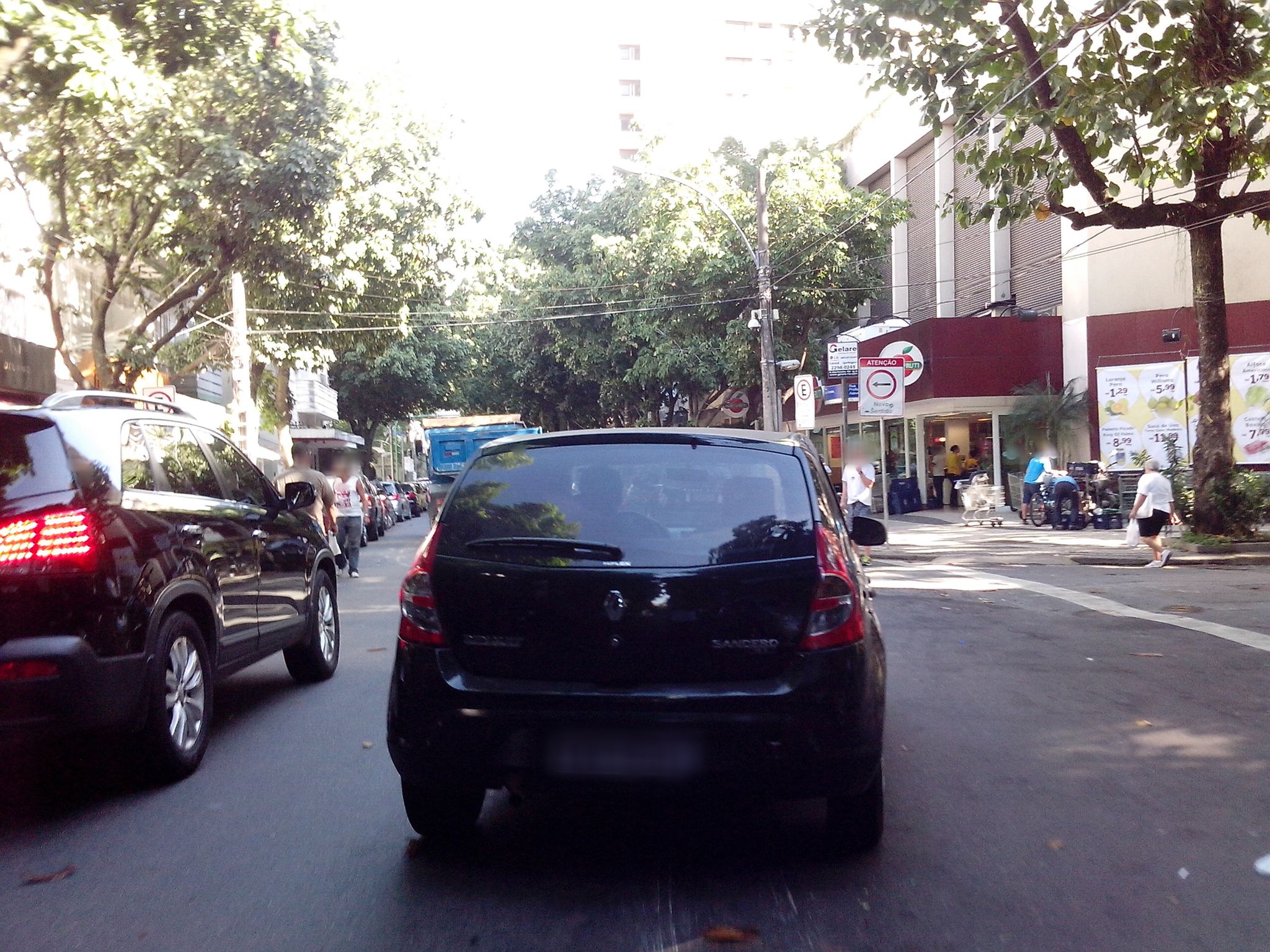 Street-level view near Edifício Esmeraldina, Leblon