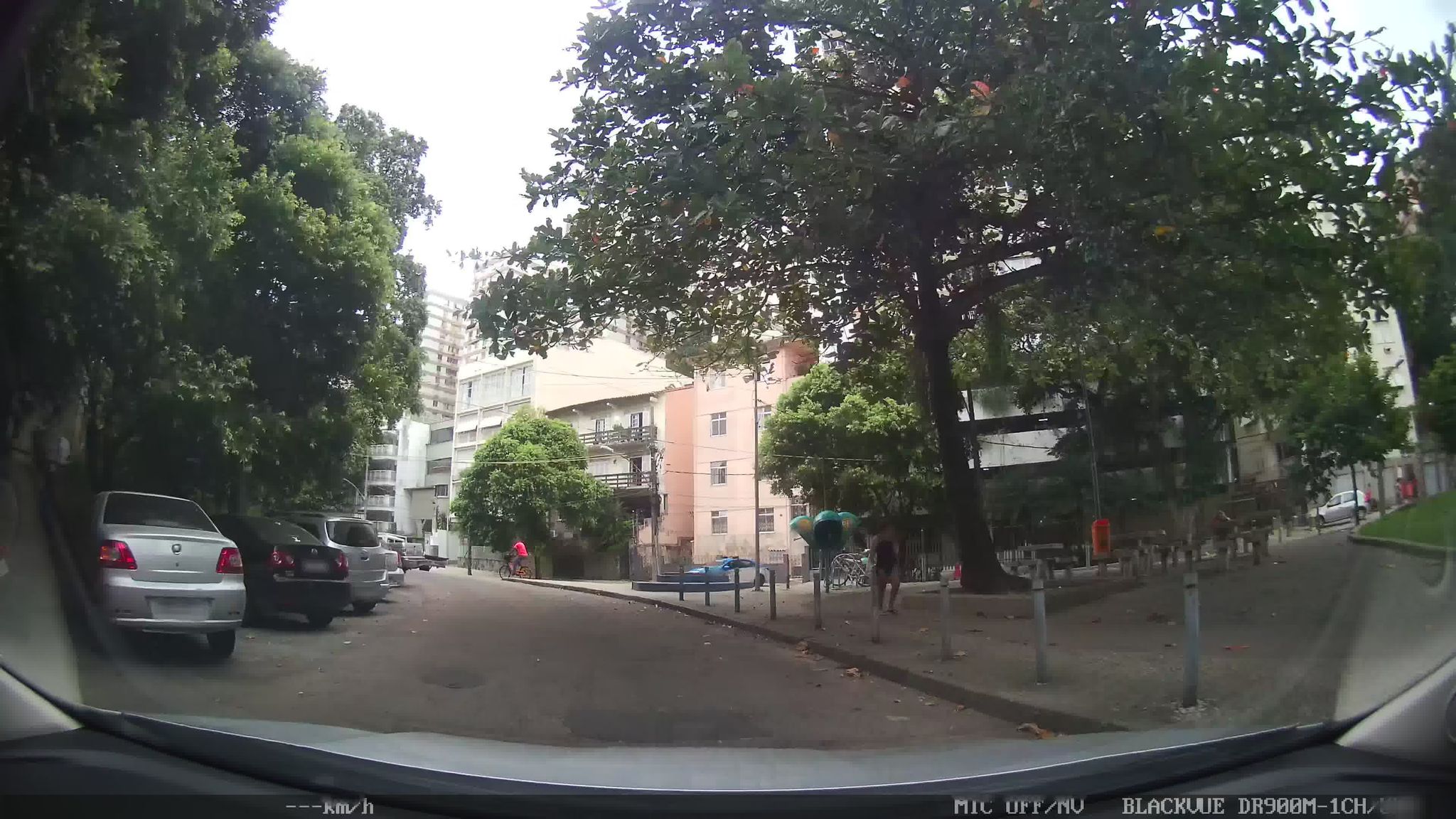 Street-level view near Edifício Espirito Santo, Copacabana