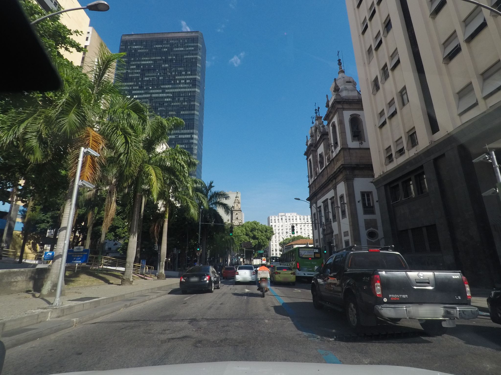 Street-level view near Edifício Estácio de Sá, Centro