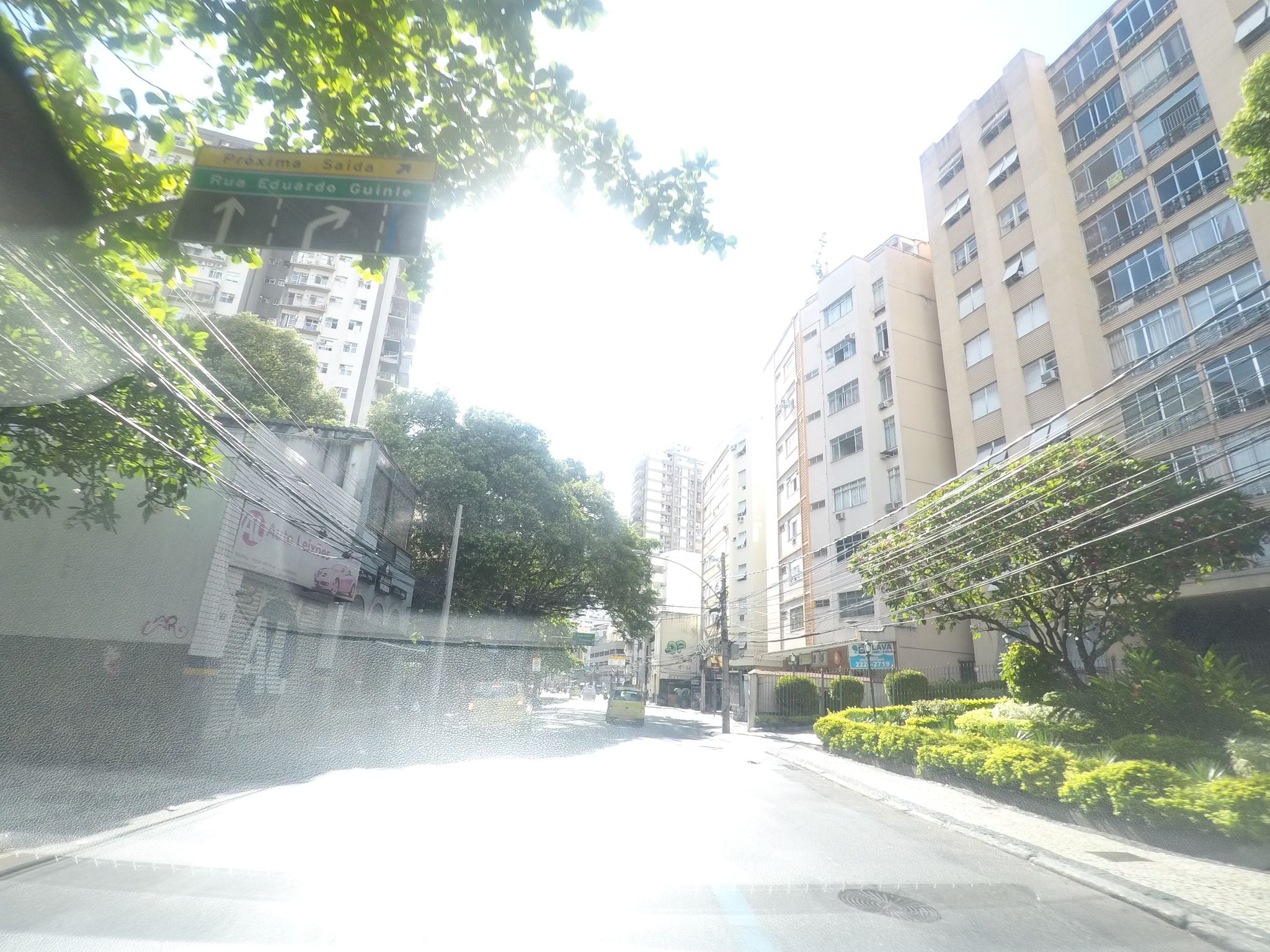 Street-level view near Edifício Estevam Marinho, Botafogo