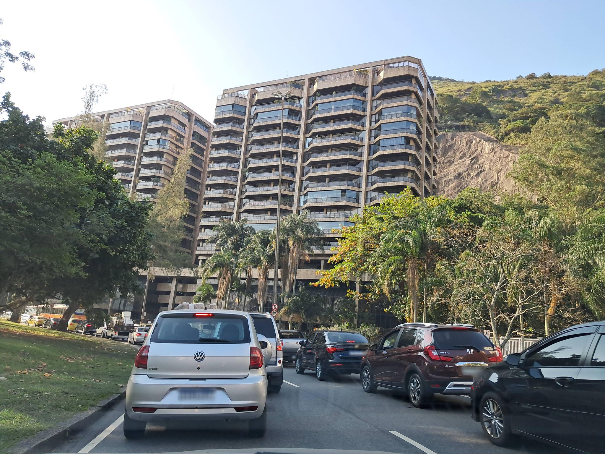 Street-level view near Edifício Estrela da Lagoa, Lagoa