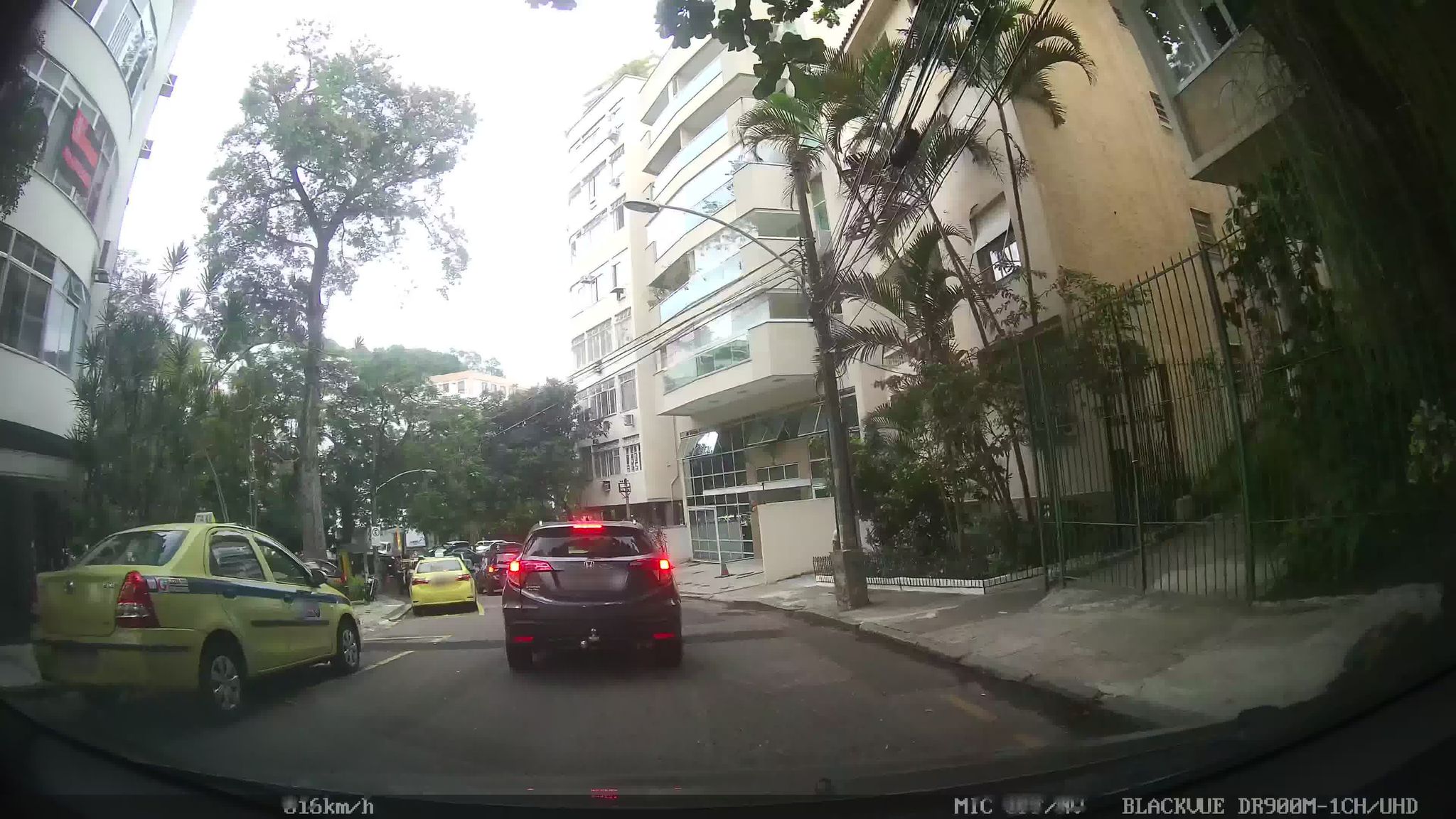 Street-level view near Edifício Estrela, Laranjeiras