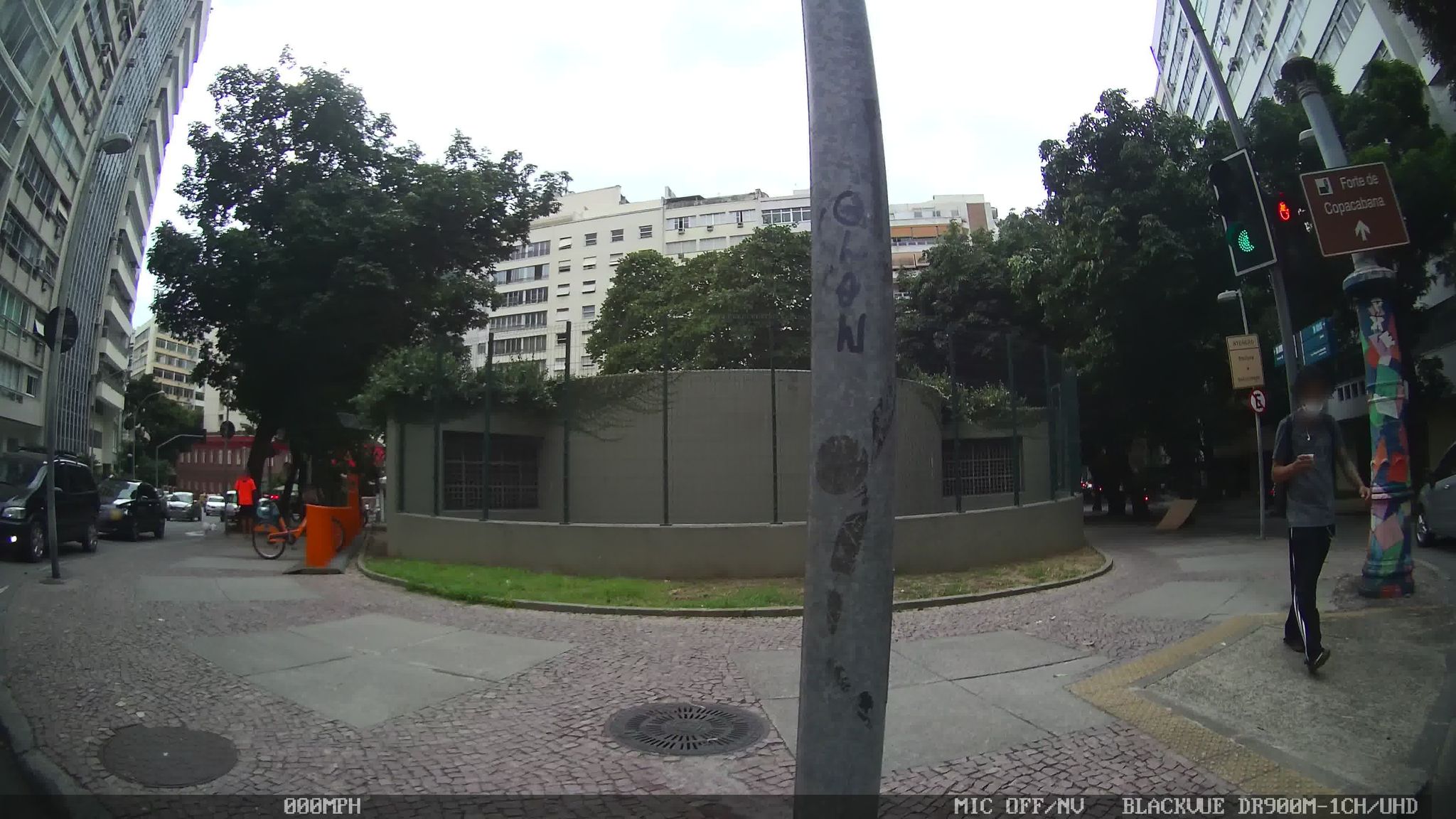 Street-level view near Edifício Eugenio Jardim, Copacabana