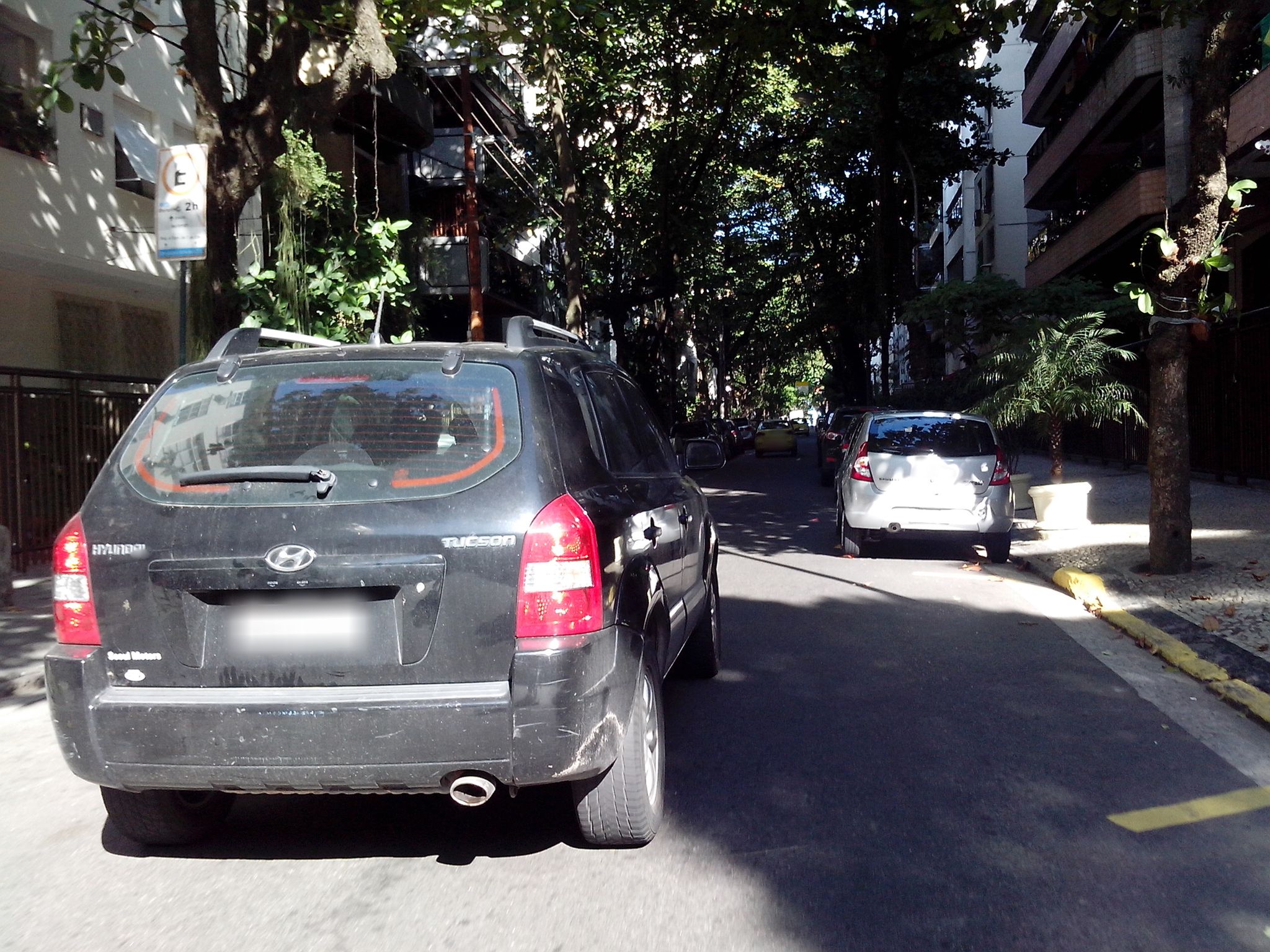 Street-level view near Edifício Eugeropolis, Leblon