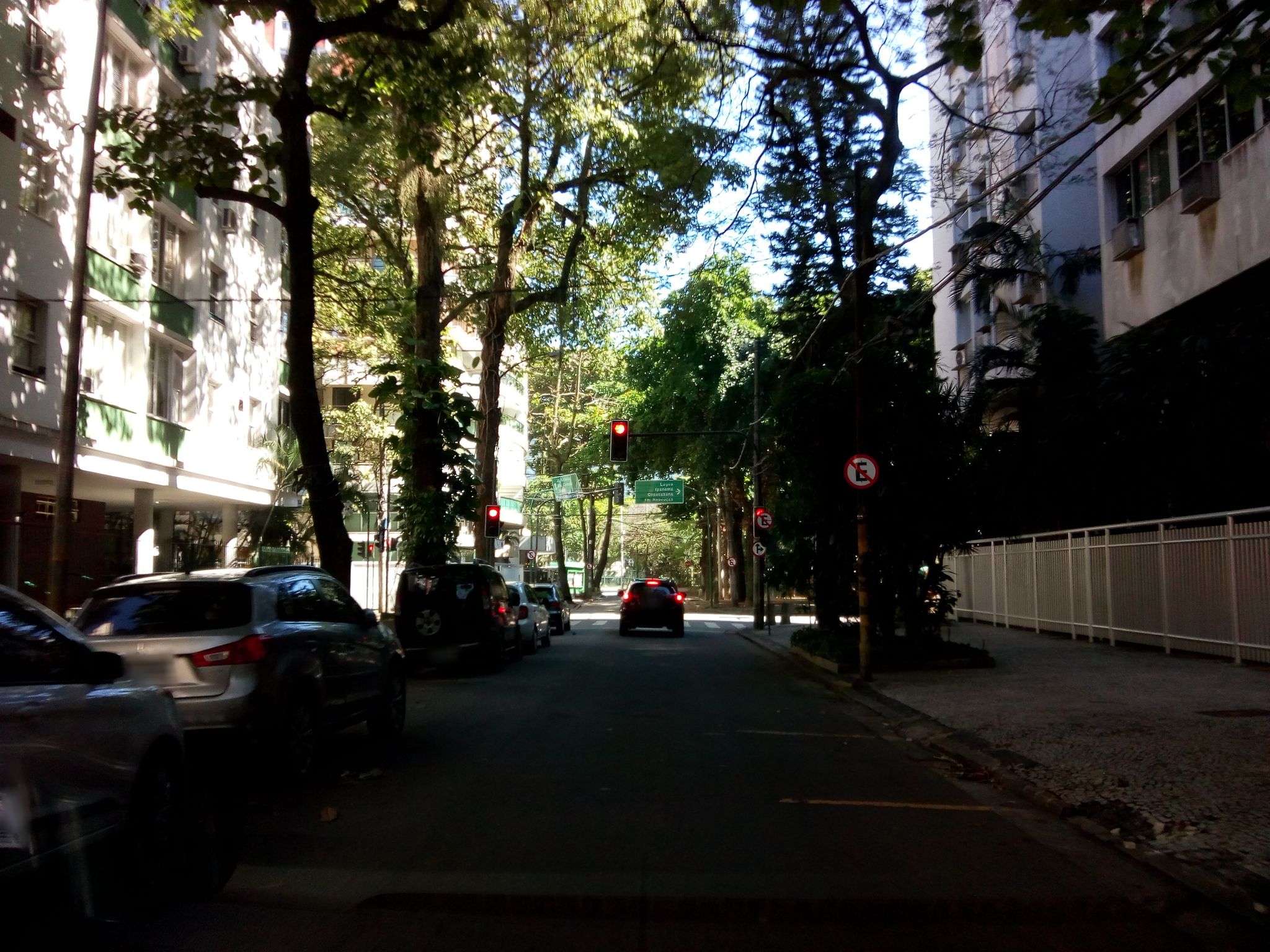 Street-level view near Edifício Eulalia, Leblon