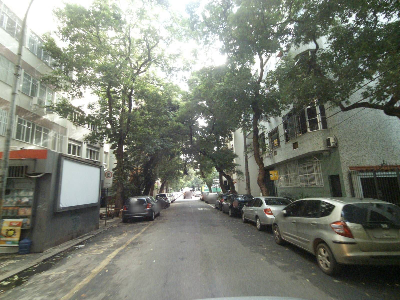 Street-level view near Edifício Eva, Catete