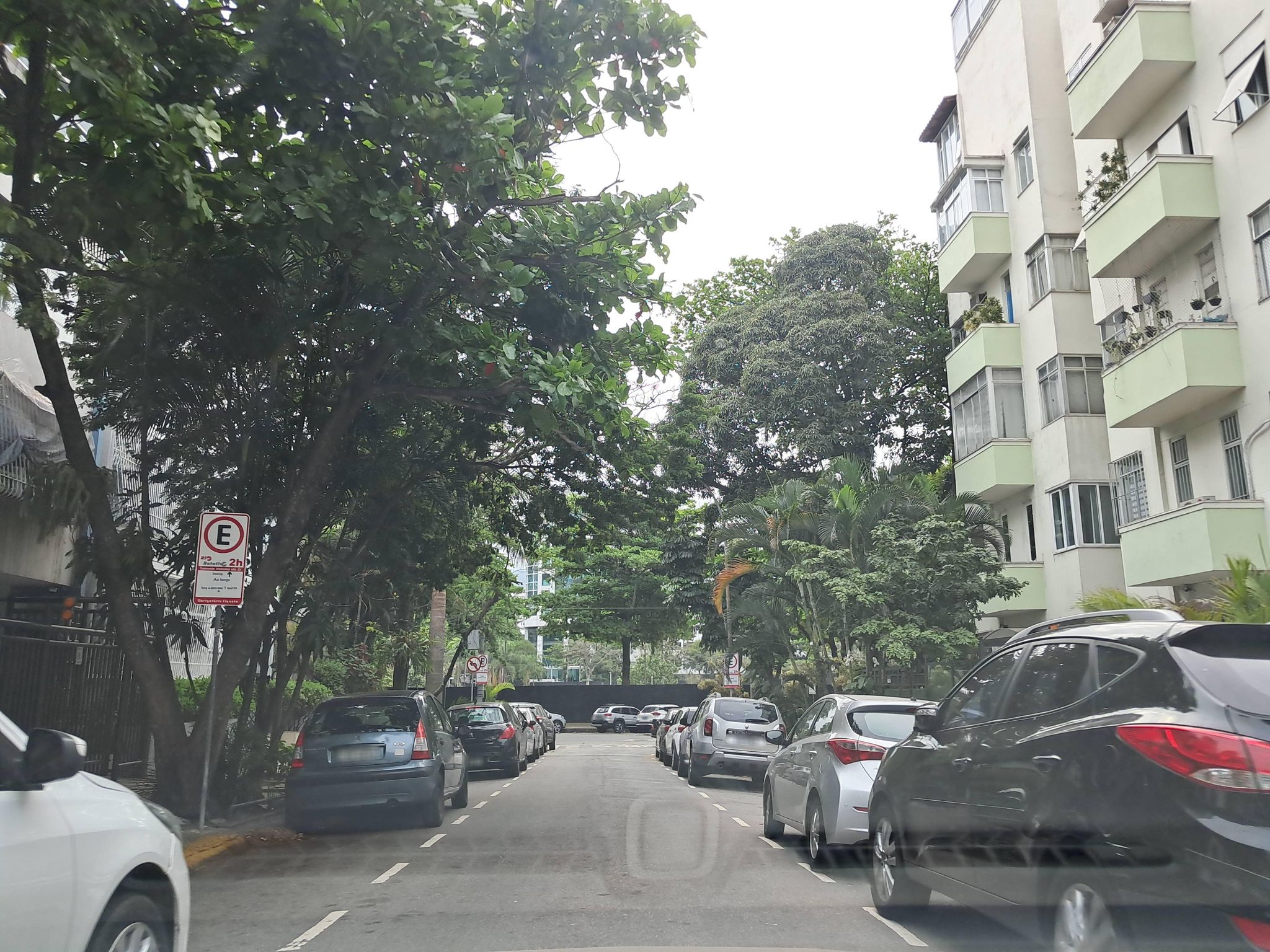 Street-level view near Edifício Evelyn, Ipanema