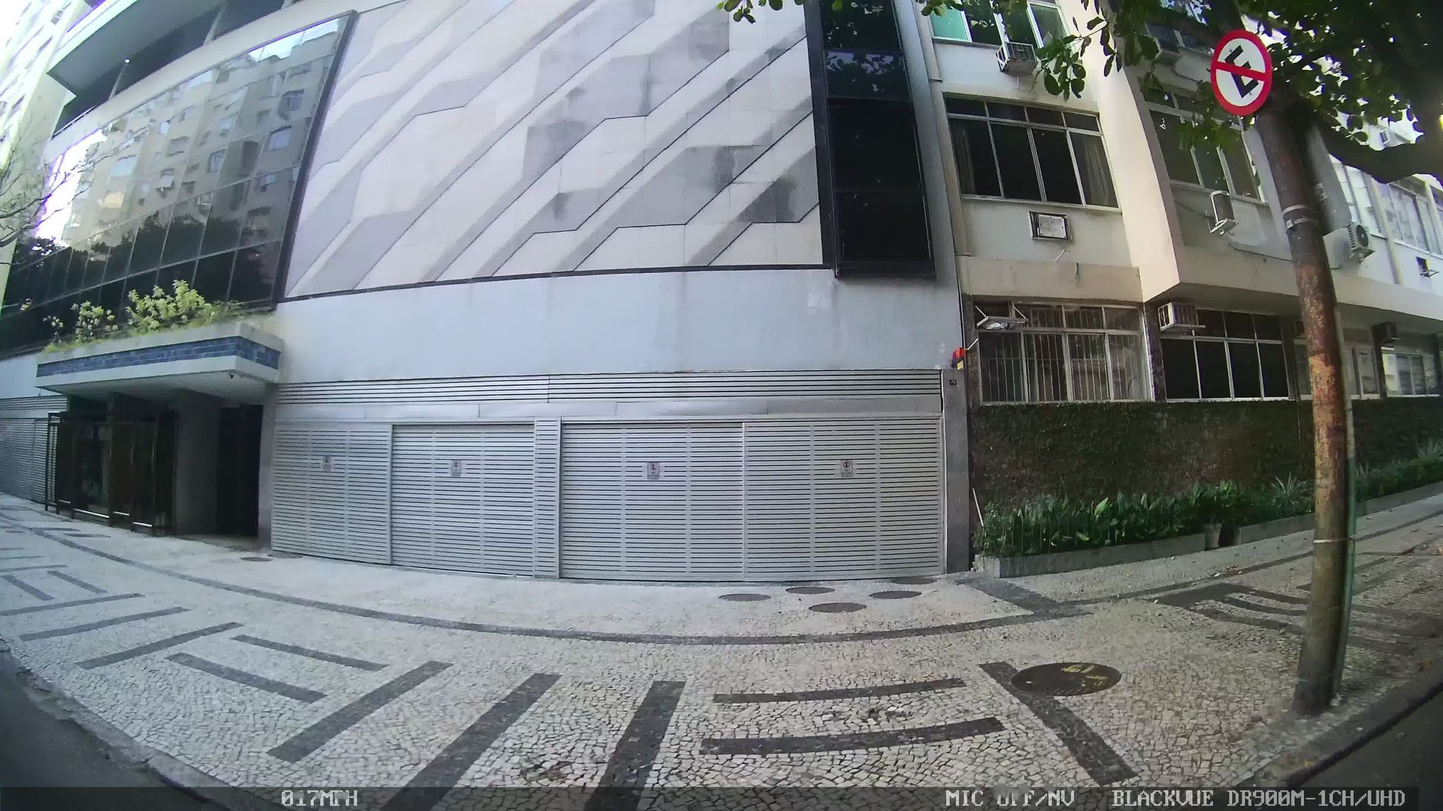 Street-level view near Edifício Excelcior, Copacabana
