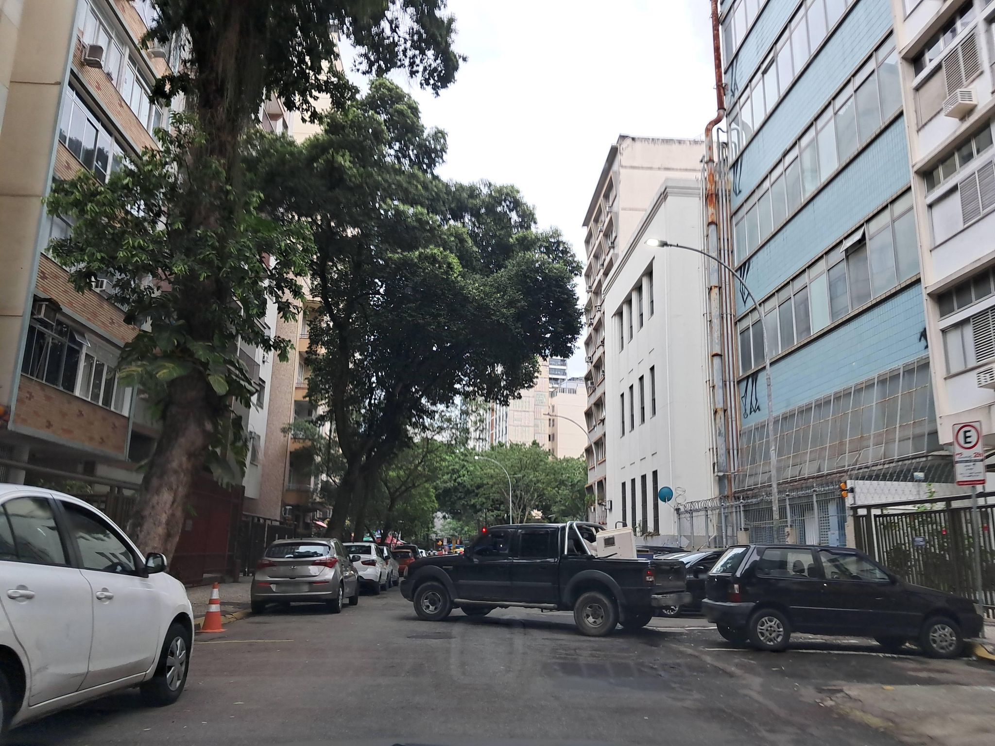 Street-level view near Edifício Face, Flamengo