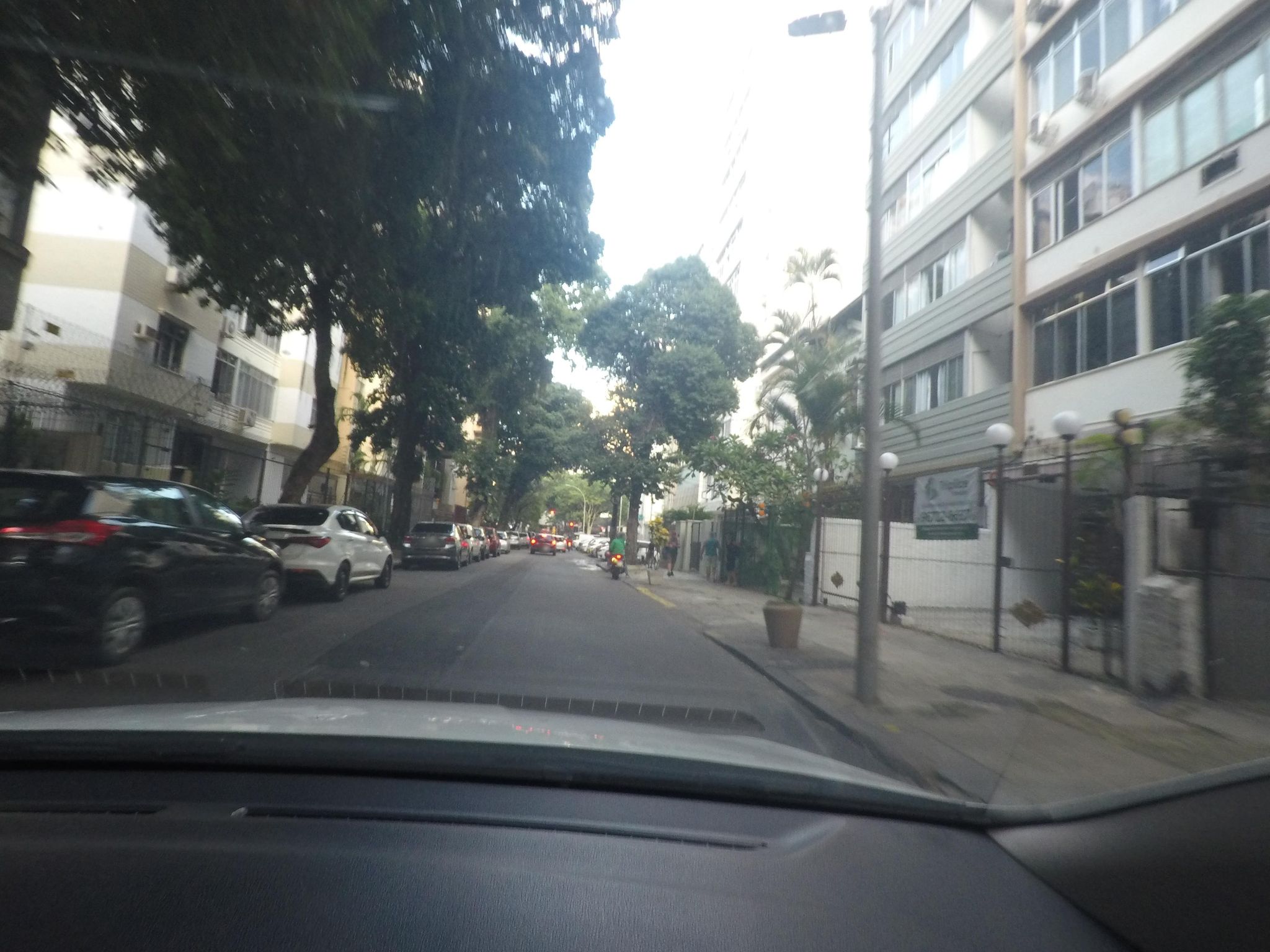Street-level view near Edifício Face, Catete