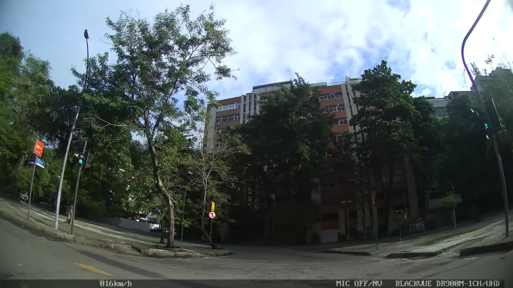 Street-level view near Edifício Farweii, Gávea