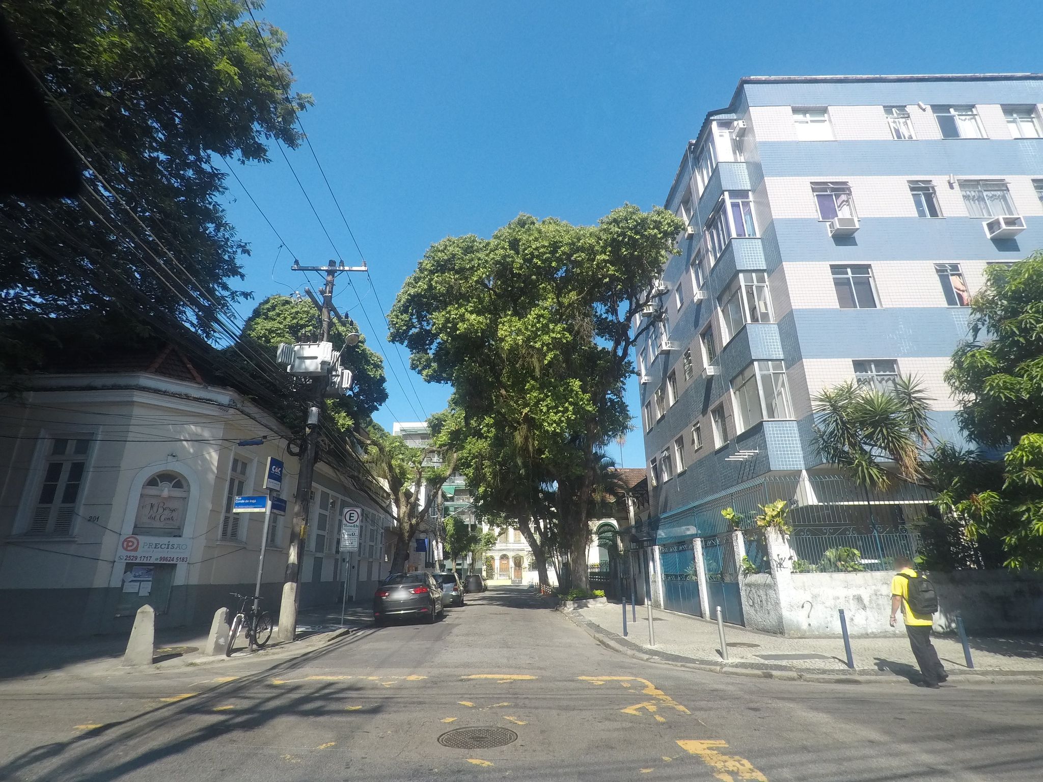 Street-level view near Edifício Fenix, Botafogo
