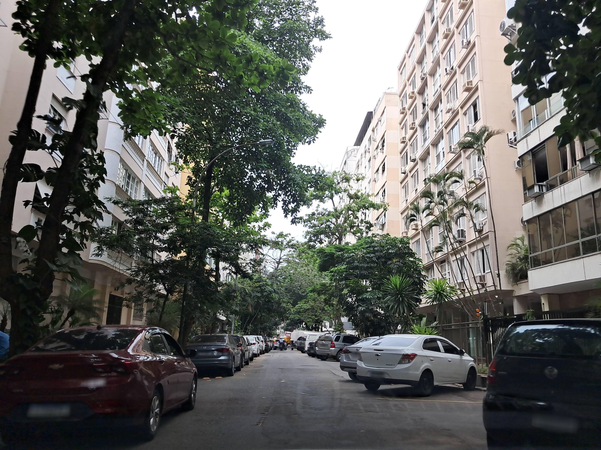 Street-level view near Edifício Fernanda, Ipanema