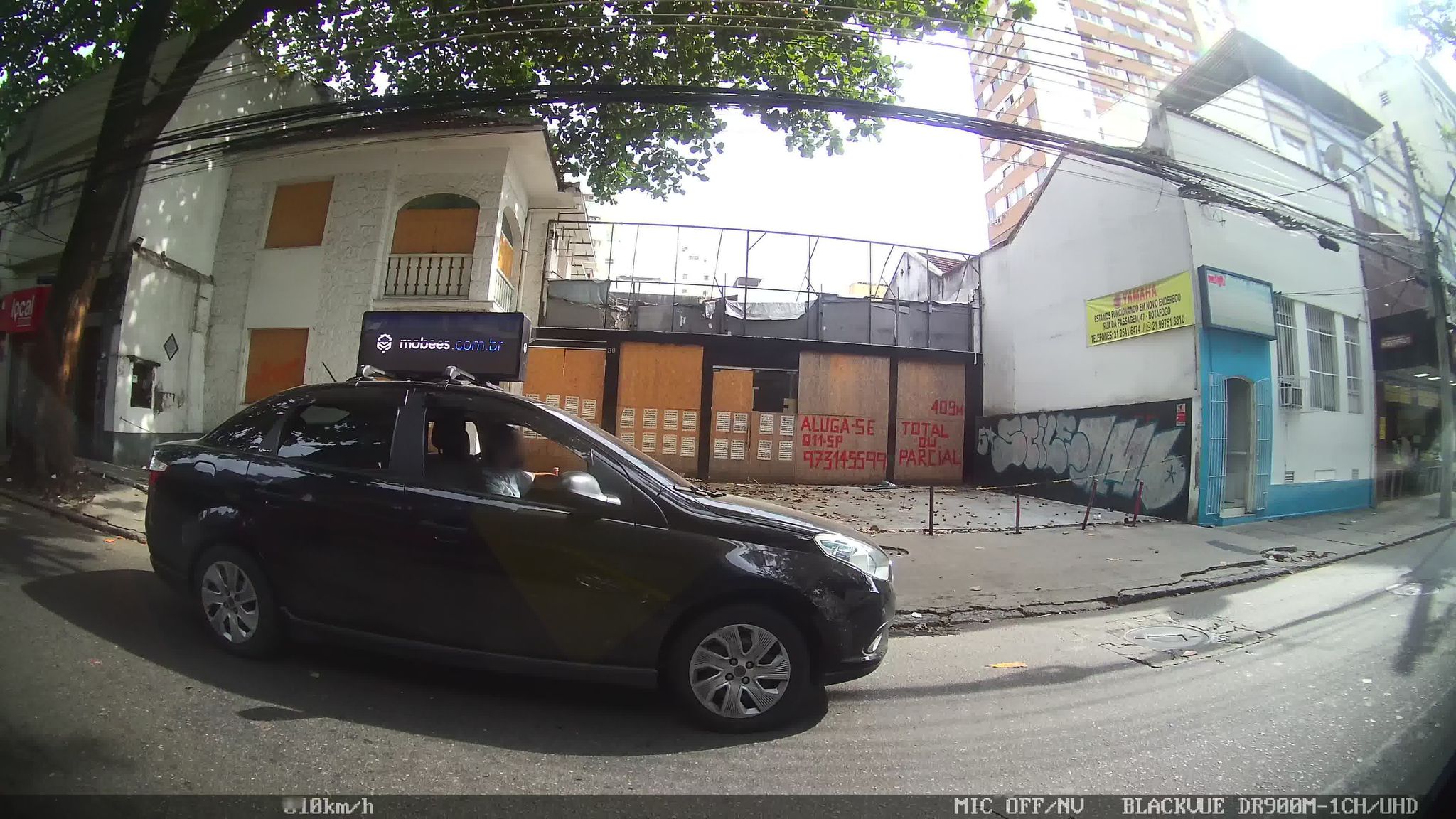 Street-level view near Edifício Fernandes Guimarães, Botafogo
