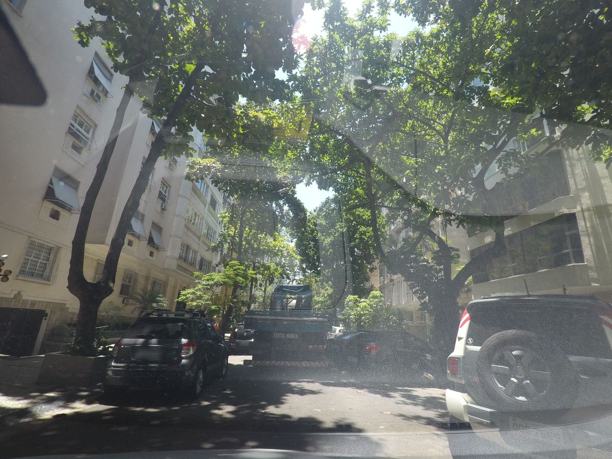 Street-level view near Edifício Ferreira de Nobrega, Ipanema
