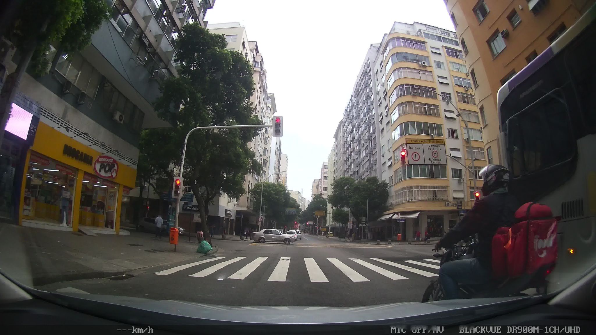 Street-level view near Edifício Filadelfia, Copacabana