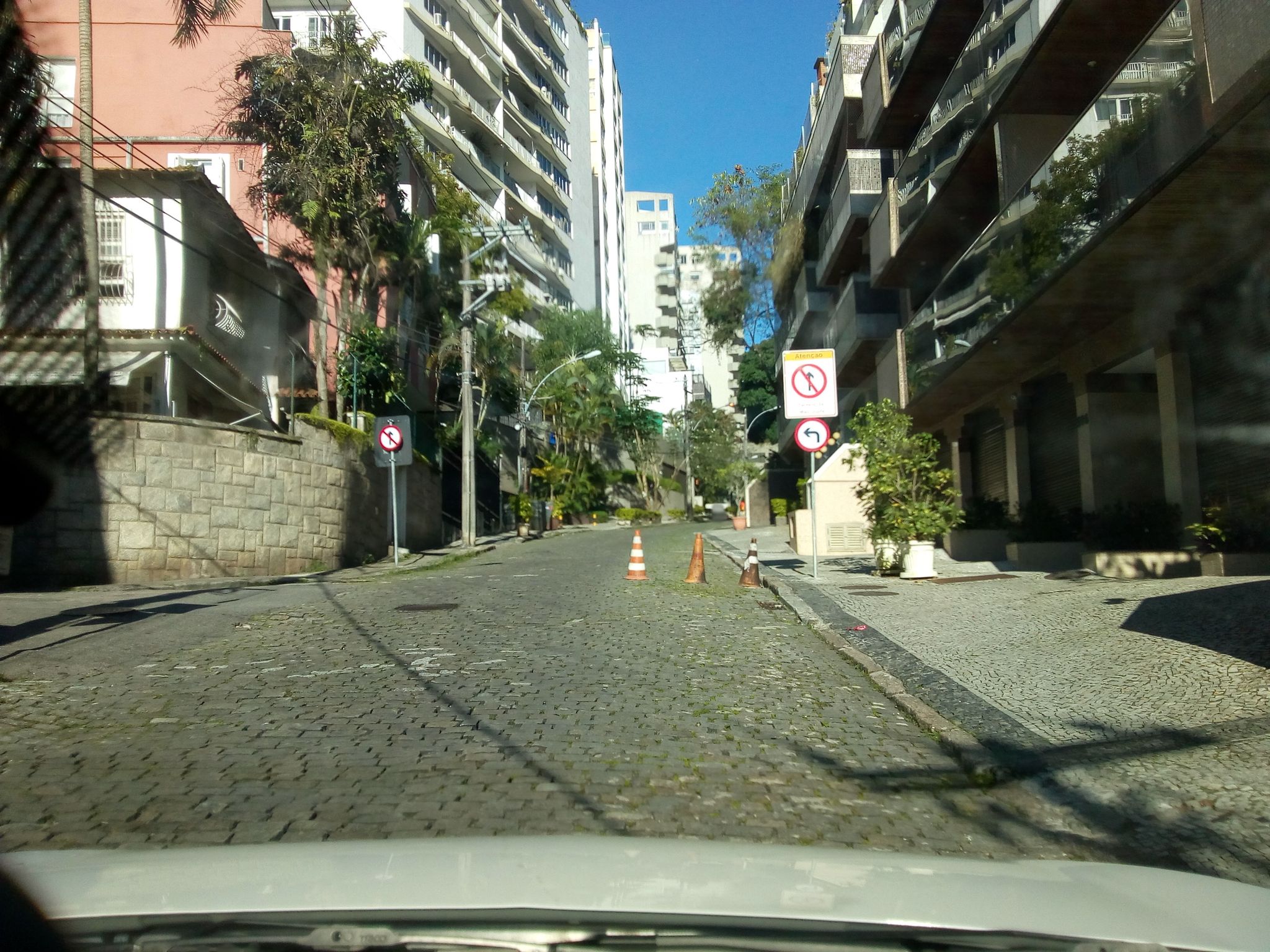 Street-level view near Edifício Flaboyant, Leblon