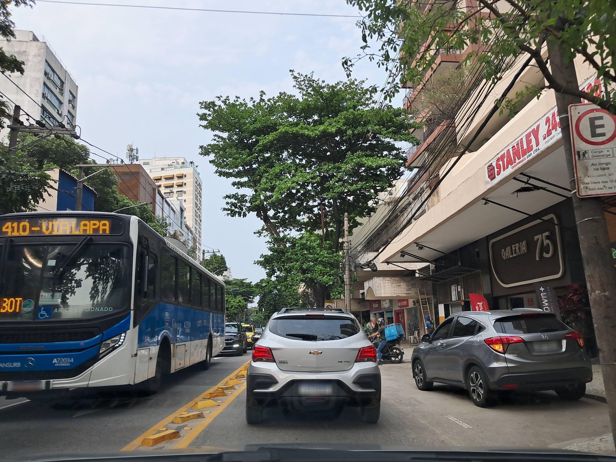 Street-level view near Edifício Floresta, Gávea