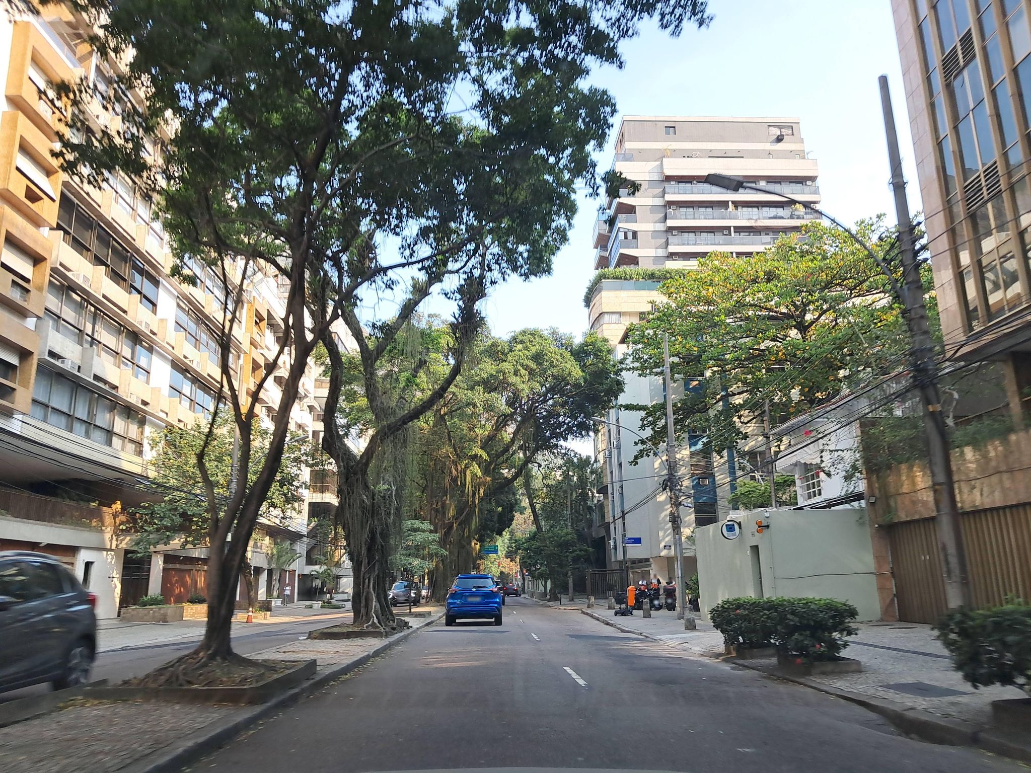 Street-level view near Edifício Fonte da Saudade, Lagoa